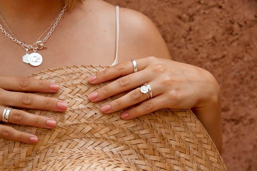 Estée Lalondeのインスタグラム：「Last chance to get 20% off my #esteelalondeXdaisy collection ✨Available in gold AND silver 💖 Link is in my bio! 😉 @daisy_jewellery Use code ‘ALL20’ at check out!」