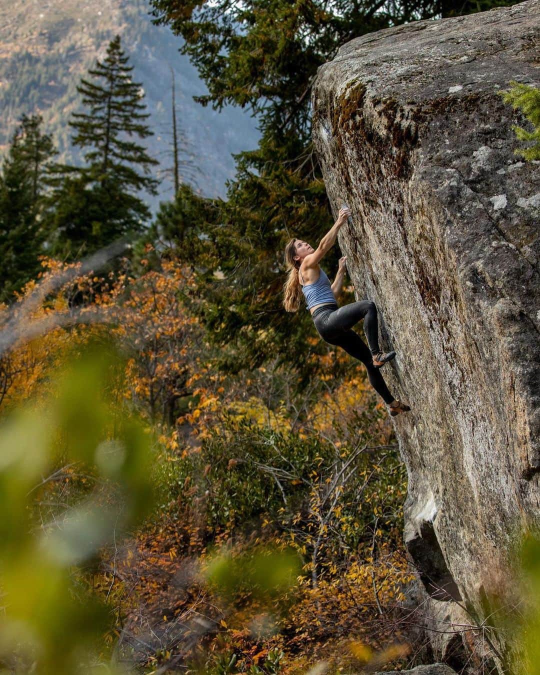 ポール・ロビンソンのインスタグラム：「Snow in CO, NM, and UT got me reminiscing on the incredible October and November we had. Here is a shot I got of @lizzy.ellison on “Taller” in Leavenworth. It’s been rad watching her get her fitness back and send the gnar lately 💪💪. #bouldering #everythingbouldering」