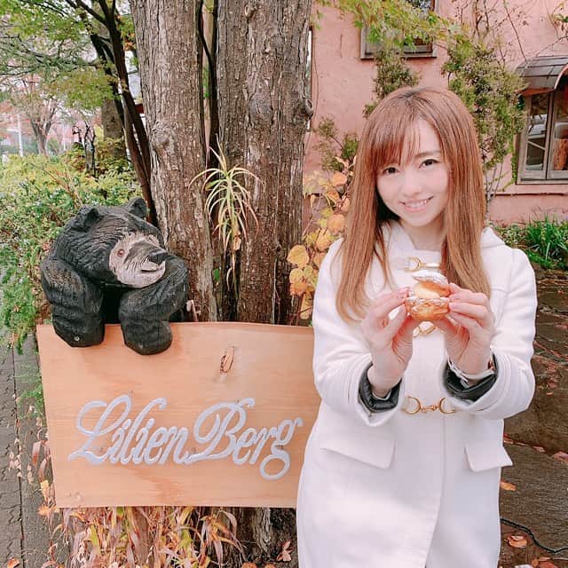のインスタグラム：「大好きなリリエンベルグ💗﻿ ﻿ ﻿ 学生時代に﻿ 新百合ヶ丘で乗り換えだったので﻿ 懐かしみ💕💕💕﻿ ﻿ ﻿ ﻿ #リリエンベルグ﻿ #シュークリーム﻿ #ケーキ キャラメルブトンふわふわ✨ #クッキー だいすき💕 シェルは食べかけ😋 #ジャム #シュトーレン #フィナンシェ #フロランタン #パウンドケーキ #新百合ヶ丘﻿ #新百合ヶ丘カフェ #新百合ヶ丘グルメ ﻿ カフェは12月は閉まってました﻿」
