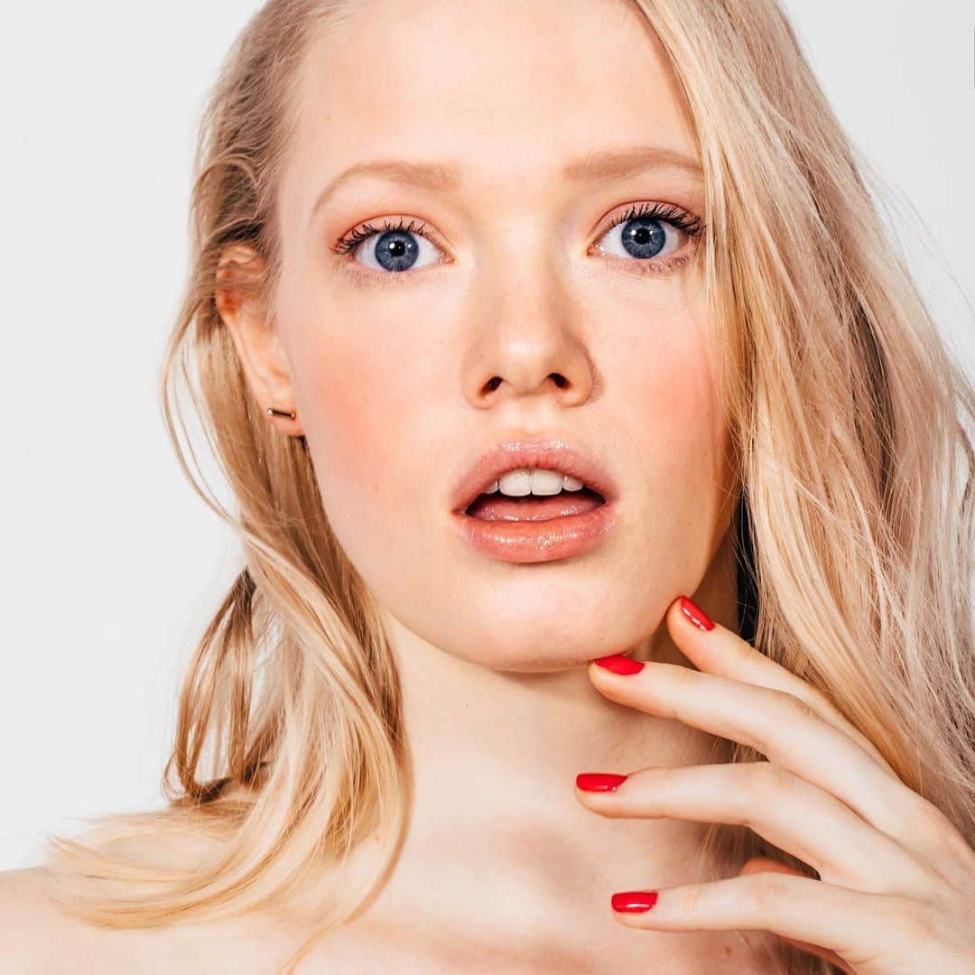 ボビー・ブラウンさんのインスタグラム写真 - (ボビー・ブラウンInstagram)「Meet @betsyteske who looks like a school kid. I posted 3 of her finished looks. What I love is her fresh scrubbed looks. Even with a red lip. I kept eyebrow off for one but added them to the next two. As an artist, I’m always examining and questioning the finished product. Love to get your thoughts. #nocontouring needed. Photos by @benritterphoto.」12月3日 6時47分 - justbobbidotcom