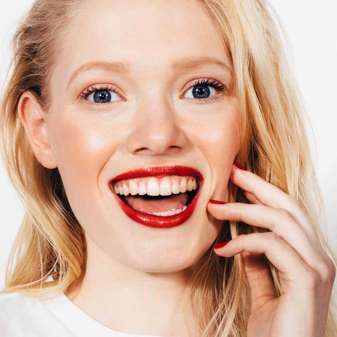ボビー・ブラウンさんのインスタグラム写真 - (ボビー・ブラウンInstagram)「Meet @betsyteske who looks like a school kid. I posted 3 of her finished looks. What I love is her fresh scrubbed looks. Even with a red lip. I kept eyebrow off for one but added them to the next two. As an artist, I’m always examining and questioning the finished product. Love to get your thoughts. #nocontouring needed. Photos by @benritterphoto.」12月3日 6時47分 - justbobbidotcom