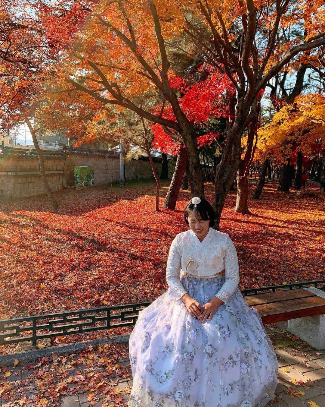 エイミー・ヤンのインスタグラム：「• 놀러 오면 꼭 입어 보고 싶었던 한복🤩 @kim______sg @heeja03 #hanbok #koreantraditionalclothes #gyeongju #southkorea #🇰🇷」