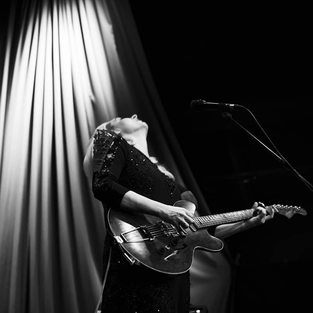 アイヴォール・ポルスドッティルさんのインスタグラム写真 - (アイヴォール・ポルスドッティルInstagram)「Still flying high from all the lovely SOLO TOUR moments 🖤🖤🖤 Photos by @redbabi_photography Dress @sjalle_costumes . . . . . . . . . #darkpop #alternative #love #livemusic #liveband #onstage #music  #folk #tourlife #touring #eivør #eivor #electronica #folktronica #eivørshows2019 #eivørsolotour2019」12月3日 6時41分 - eivormusic