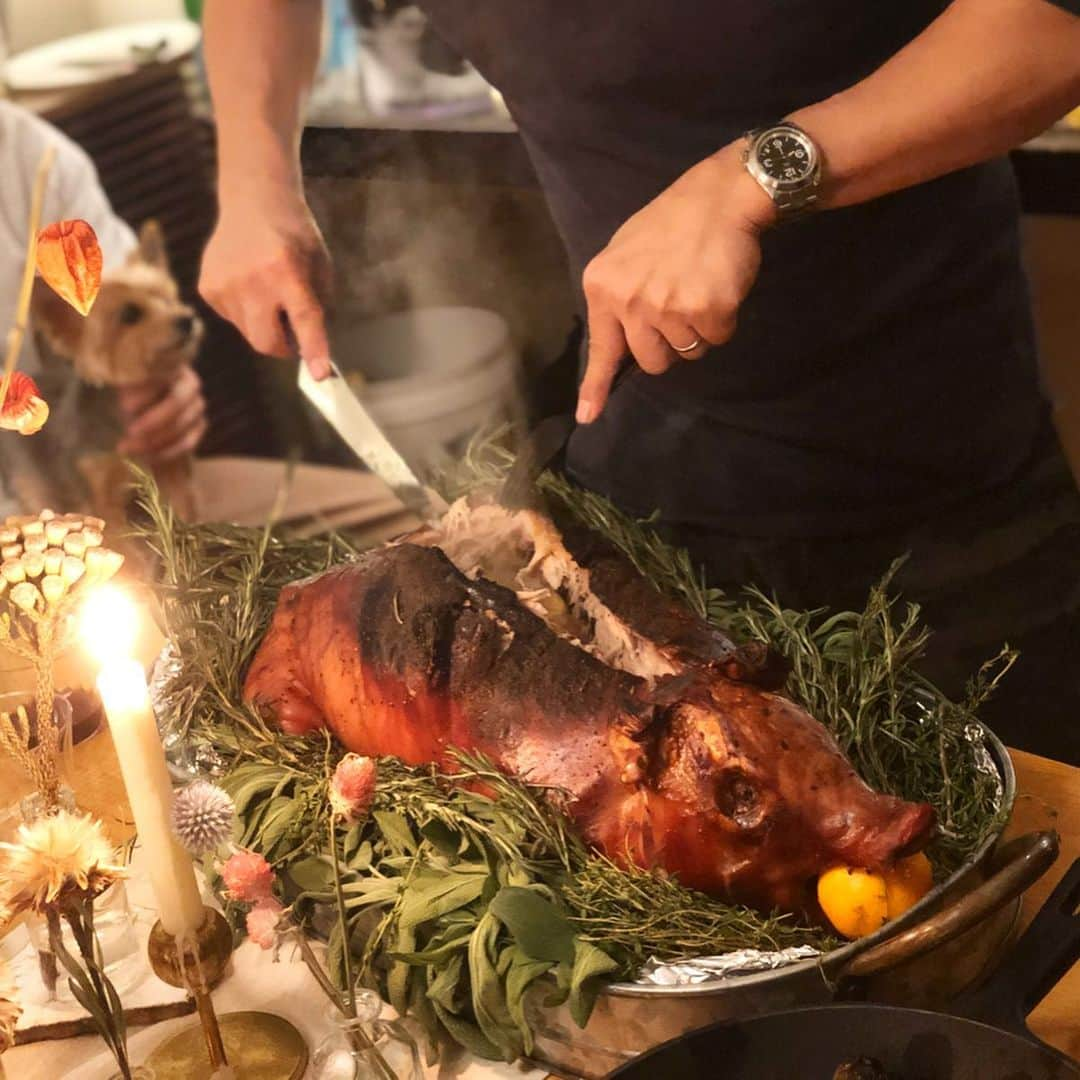 岡田育さんのインスタグラム写真 - (岡田育Instagram)「Happy Thanksgiving!! 🌿🐷🍁🍷🍖🥃🥧🍴 with @fukony @saya_sandbysaya_ny @eikonakanaka +more *I did nothing but carrying it 🤤 . . 友人宅での #thanksgiving #サンクスギビング の様子です。子豚の丸焼き！ 呼ばれて飛び出て食い散らかしただけなのになんで一番おいしい運び屋やってんだかね私……ごちそうさまでした！」12月3日 6時43分 - okadaic