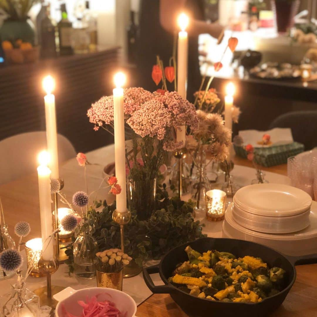 岡田育さんのインスタグラム写真 - (岡田育Instagram)「Happy Thanksgiving!! 🌿🐷🍁🍷🍖🥃🥧🍴 with @fukony @saya_sandbysaya_ny @eikonakanaka +more *I did nothing but carrying it 🤤 . . 友人宅での #thanksgiving #サンクスギビング の様子です。子豚の丸焼き！ 呼ばれて飛び出て食い散らかしただけなのになんで一番おいしい運び屋やってんだかね私……ごちそうさまでした！」12月3日 6時43分 - okadaic