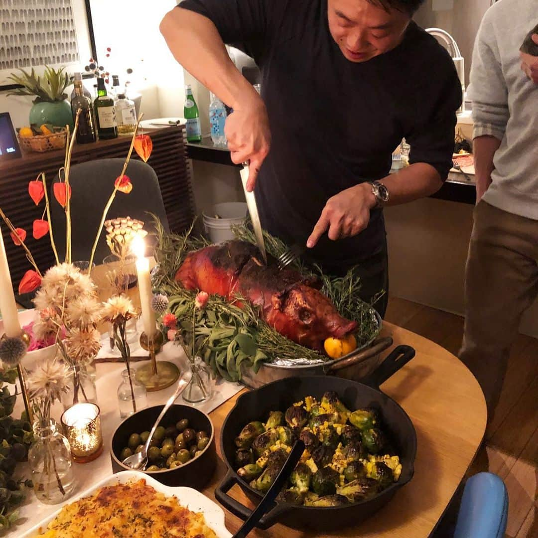 岡田育さんのインスタグラム写真 - (岡田育Instagram)「Happy Thanksgiving!! 🌿🐷🍁🍷🍖🥃🥧🍴 with @fukony @saya_sandbysaya_ny @eikonakanaka +more *I did nothing but carrying it 🤤 . . 友人宅での #thanksgiving #サンクスギビング の様子です。子豚の丸焼き！ 呼ばれて飛び出て食い散らかしただけなのになんで一番おいしい運び屋やってんだかね私……ごちそうさまでした！」12月3日 6時43分 - okadaic