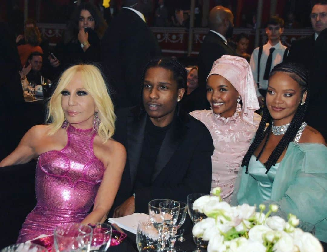 ドナテラ・ヴェルサーチさんのインスタグラム写真 - (ドナテラ・ヴェルサーチInstagram)「Dream table tonight! @asaprocky @halima @badgalriri  #FashionAwards」12月3日 6時46分 - donatella_versace