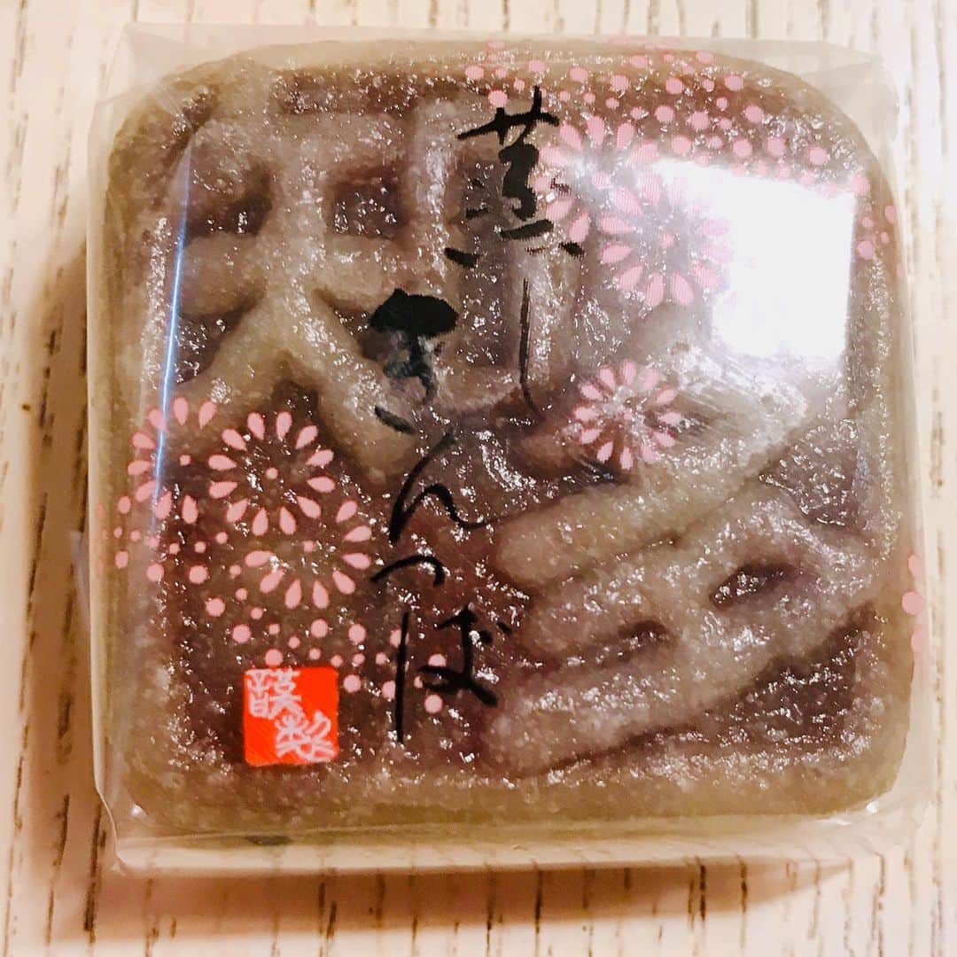 前野えまさんのインスタグラム写真 - (前野えまInstagram)「パパが愛知に行ったのでお土産を買ってきてくれました。 蒸しきんつばです🍵 朝から美味しい和菓子をいただいて贅沢な気分です😋  #おはようございます  #愛知土産 #愛知グルメ #和菓子 #きんつば #蒸しきんつば #本日のおやつ #美味しかった  #前野えま  #wagashi #kintsuba #japanesefood #japanesesweets #dericious #todayssweets  #follow #followme #instagram #instafollow #instagood #tagsforlikes #tflers #tagsforlikesapp #idol #actor #actress」12月3日 6時54分 - maeno_ema