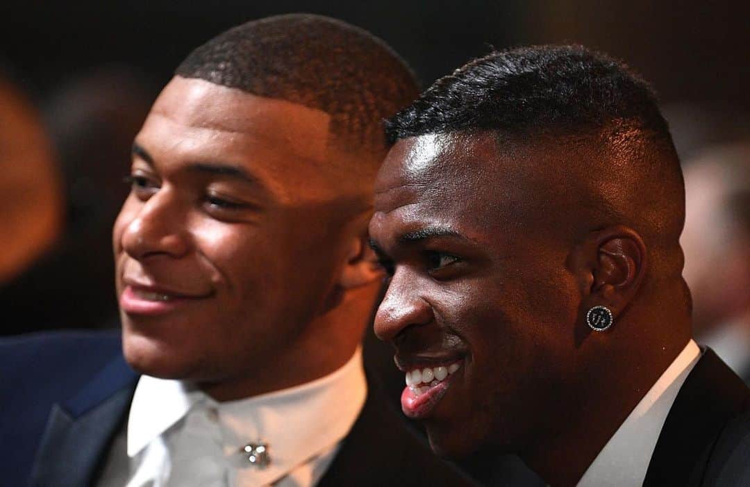 ヴィニシウス・ジュニオールのインスタグラム：「El crack @k.mbappe 👀⚡️✨ 📸 - @francefootball」