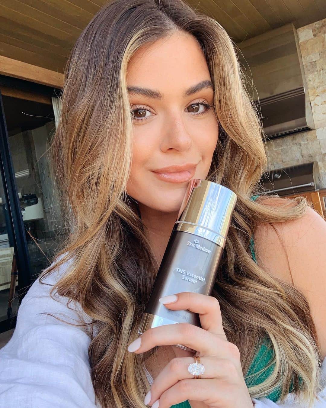 ジョジョ・フレッチャーのインスタグラム：「Any other @skinmedica lovers out there?! I have been a fan of these products for years ever since my facialist got me started on it. #ad The TNS Essential Serum is the perfect blend of things my skin needs, not to mention has the highest concentration of growth factors available in skincare. 💯Sharing with y’all bc they are running a special promotion right now until December 8th, you can get 15% off!! (If u know, u know this is rare lol). Check out my stories for the link!」