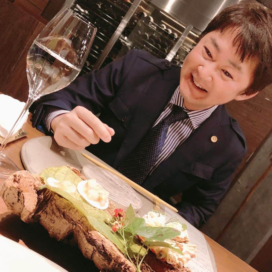 山岸久朗さんのインスタグラム写真 - (山岸久朗Instagram)「僕が毎週東京が決まって、公造さん（@inouekozo39）が「東京でも飲もうよ」と誘ってくださったので、他全部アベックの素敵リストランテで男どうしサシ飲みしました😆❤️ 東京の摘み草が食べられるとは！さすが草喰なかひがしのDNA❣️美味しくて唸りまくりました🐯 #井上公造 #エルバダナカヒガシ  #erbadanakahigashi  #イタリアン #リストランテ #草喰なかひがし  #ミネストローネ #アベック #おしゃれ  #西麻布 #西麻布グルメ #西麻布イタリアン #nishiazabu #nishiazabualife  #山岸久朗 #山岸弁護士 #山岸弁護士が飯テロ中 #山岸弁護士の日本一周」12月3日 7時01分 - yamaben