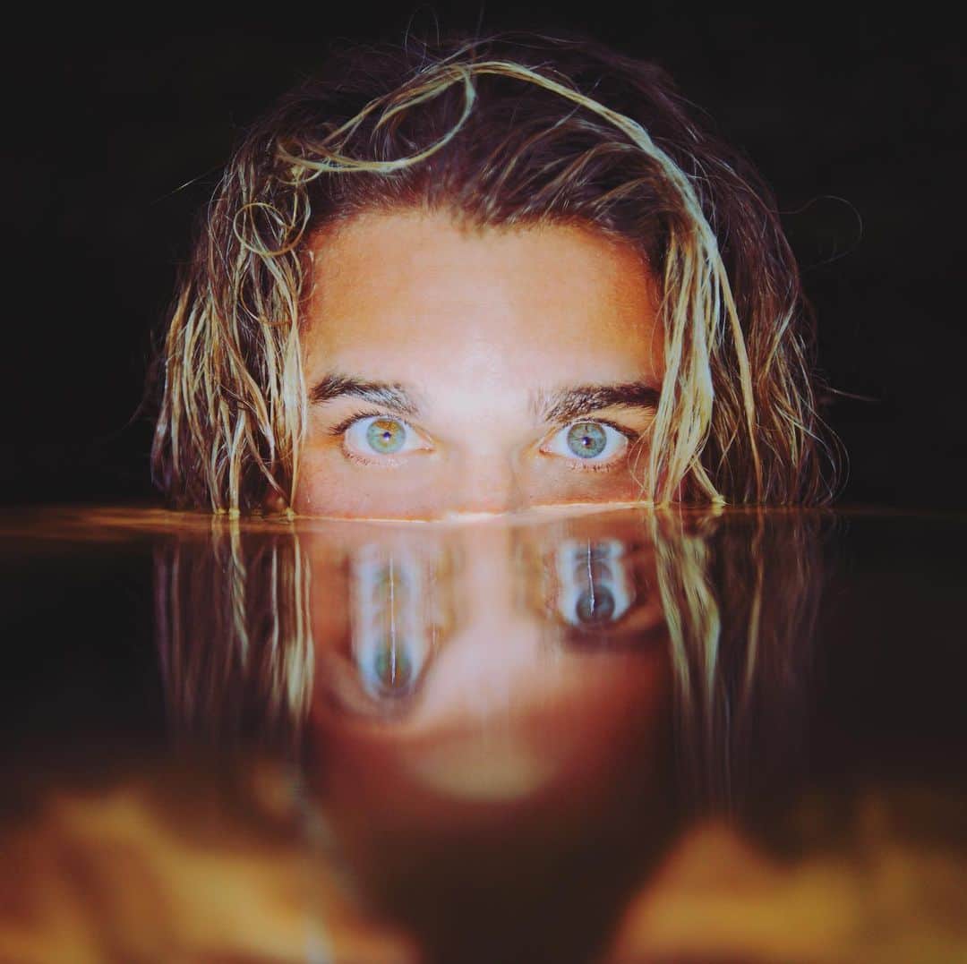 ジェイ・アルヴァリーズのインスタグラム：「I wanna be nice but everyone annoys me 🤨🦋」