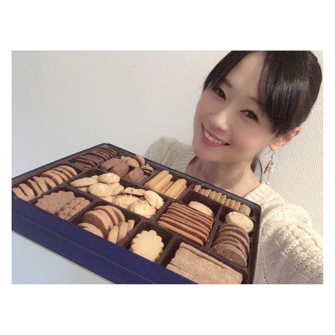 柳野玲子さんのインスタグラム写真 - (柳野玲子Instagram)「お菓子まつり😍 クッキーの詰め合わせいただきました💞 至福〜☺️✨ #お菓子 #おやつ #クッキー #もぐもぐタイム」12月3日 7時11分 - yanaginoreiko