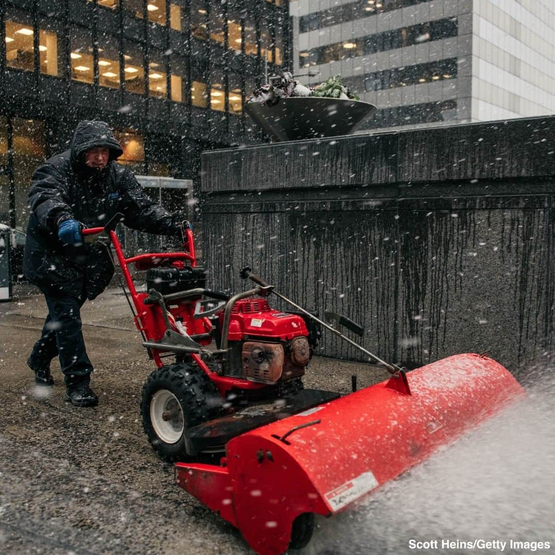 ABC Newsさんのインスタグラム写真 - (ABC NewsInstagram)「New Jersey, New England and most of New York state have been hit by a nor'easter—and three to six more inches of snow is still on the way Monday night. #noreaster #winter #weather #snow #northeast」12月3日 7時12分 - abcnews