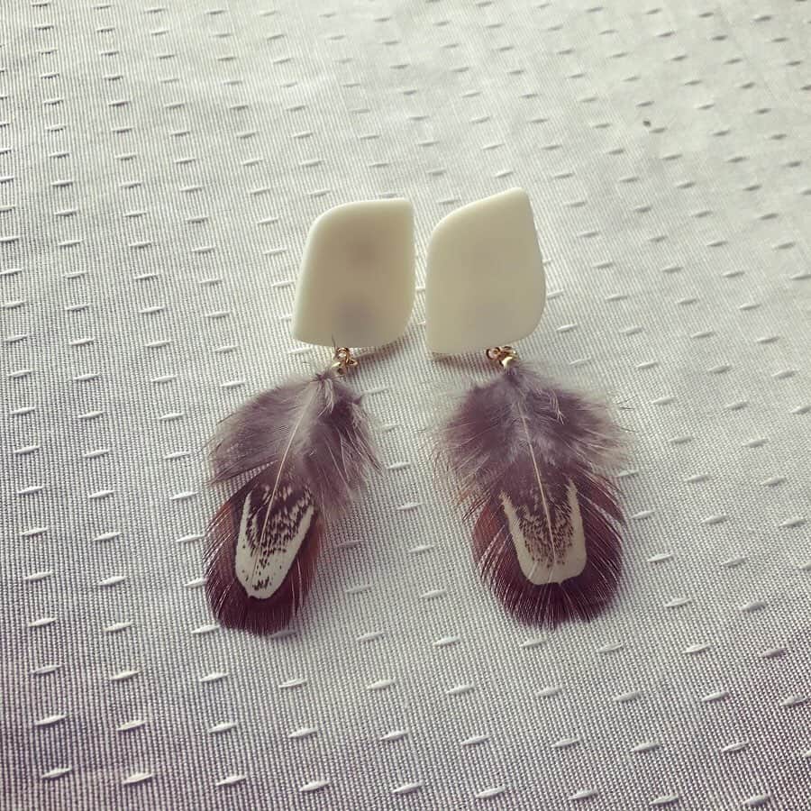 睦のインスタグラム：「久しぶりに 羽根でピアス。  ふやふわ、 あったかく 飛んで行きそうです。  #feather  #羽根  #ピアス　 #ゴールド　 #gold  #antique  #アンティーク　 #ビンテージ　 #ヴィンテージ　 #vintage  #大人  #jewelry  #piercedearrings  #pierce  #ripirime  #リピリメ  #handmade #ハンドメイド  #accessories #accessory #アクセサリー #リメイク  #remake  #一点物  #onlyone  #onlyyou  #生まれ変わる  #新しく生まれ変わる  #reborn」