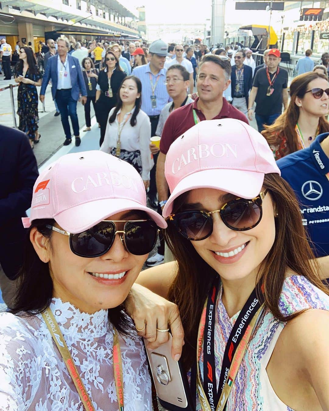 ケリーさんのインスタグラム写真 - (ケリーInstagram)「Formula 1 in Abu Dhabi final race 🇦🇪♥️ ・ F1 アブダGP フィナールレース🇦🇪♥️ @champagne_carbon_japan @champagne_carbon_official #F1#abudhabigp#abudhabi#carbon#」12月3日 7時19分 - kellymisawa