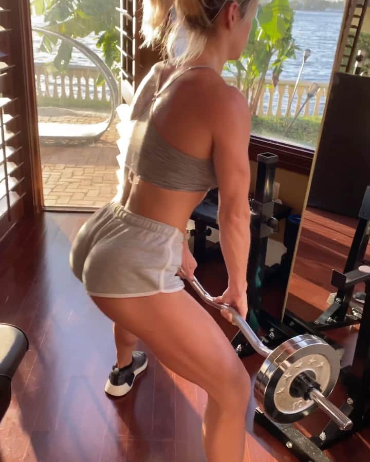 Michelle Lewinのインスタグラム：「30% of my former "me" are gone and I am trying to build up what I once was. Having a knee injury preventing me from training lower body has been a tough period, and still is. I’m not here to complain or ask for your sympathy, I just want to be sincere about why I have lost some volume. However I think, and I hope, it's getting better. Sometimes it hurts really bad and sometimes I don't feel nothing. Like today. Correct form, not putting too much strain on the knee... and going more and more vegan could be the answer.💁🏼‍♀️」