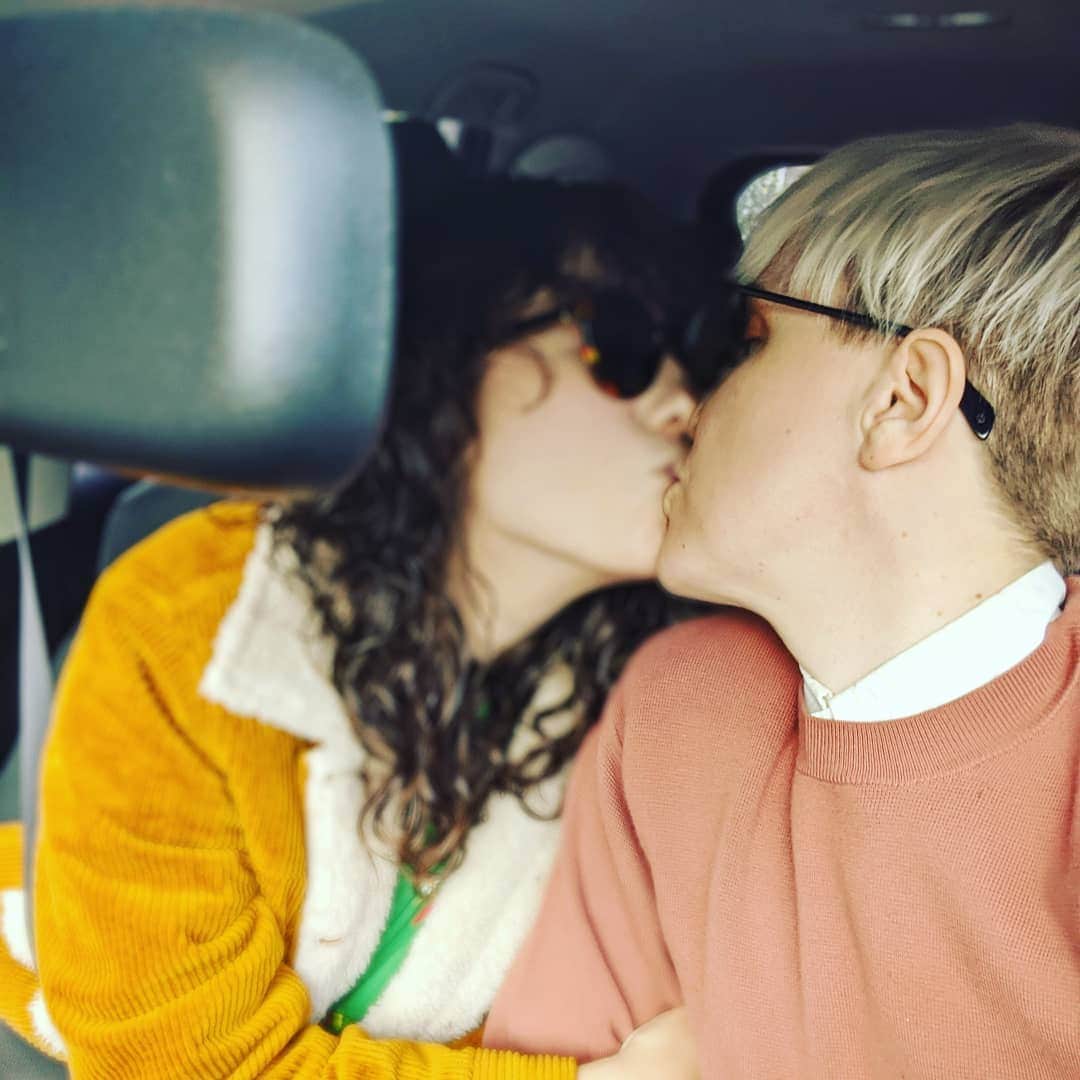 ハナー・ハートのインスタグラム：「The focus on this makes it look like we paparazzi'd ourselves. #kisses」