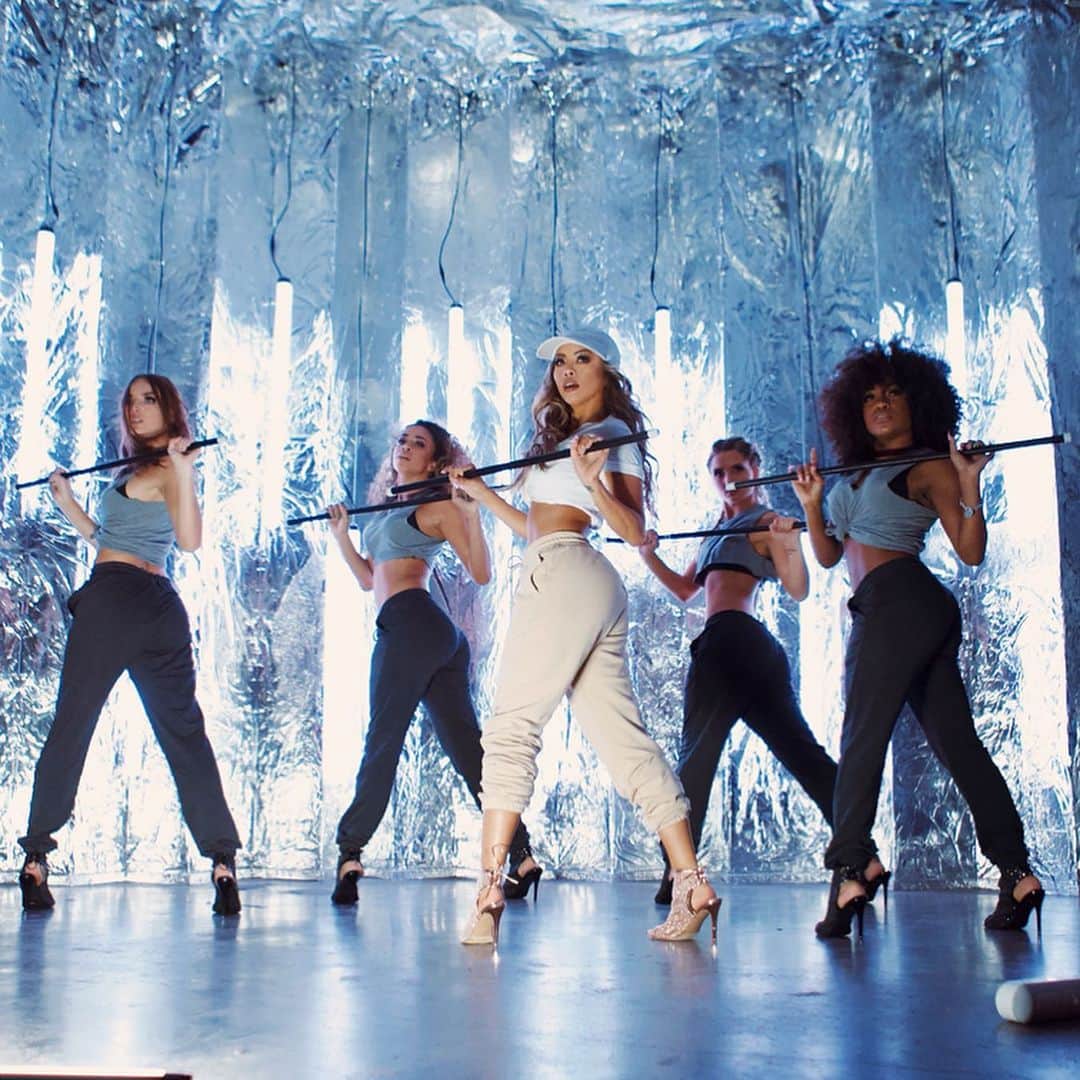 リアン Vのインスタグラム：「All my hustlers & boss babes link up! 2 MORE DAYS! 🔥 #HUSTLIN  Music Video 📸: @alanszargoza」