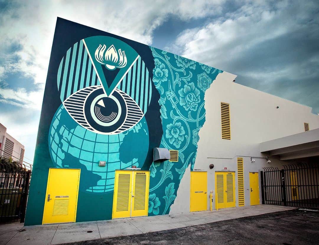 Shepard Faireyのインスタグラム：「I recently completed this "Earth on Eye Alert" mural in Miami as part of the RAW school project. I always like painting murals at schools because the students see firsthand the power of art and can process the messages while their ideas about the world and their ideals are still taking shape. I hope this mural reminds them to keep their eyes on the planet’s future! I hope it also reminds this school and others that art programs are essential for a well-rounded education. Thanks to Robert and Audrey from the @theRAWproject_, @EneidaMHartner, my crew of Nic, Dan, and Rob for the assistance and to @jonathanfurlong for the photos.⁠⠀ -Shepard⁠⠀ ⠀⠀⠀⠀⠀⠀⠀⠀⠀⁣⁠⠀ #FACINGTHEGIANT #OBEYGIANT30TH #MIAMI #theRAWproject #EneidaMHartnerElementary #obey #obeygiant #shepardfairey」