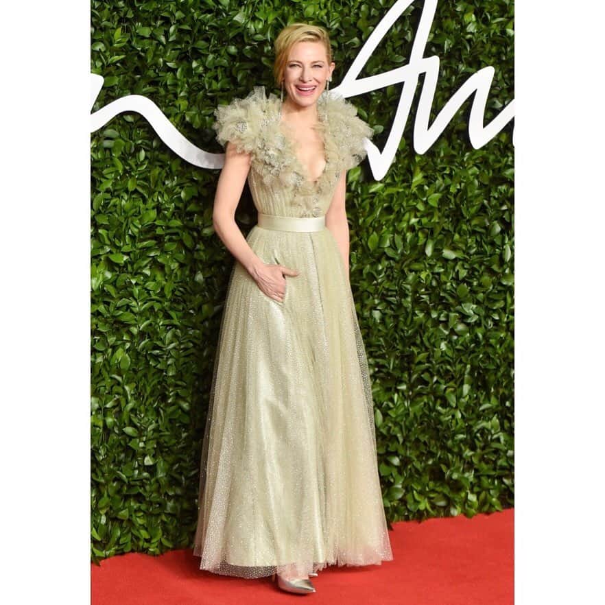 ルパートサンダーソンのインスタグラム：「#RSWomen | #CateBlanchett wears our classic Malory pumps at the @britishfashioncouncil’s #TheFashiomAwards | Thank you @elizabethstewart1 | #AsSeenOn #BFAs #RupertSanderson」