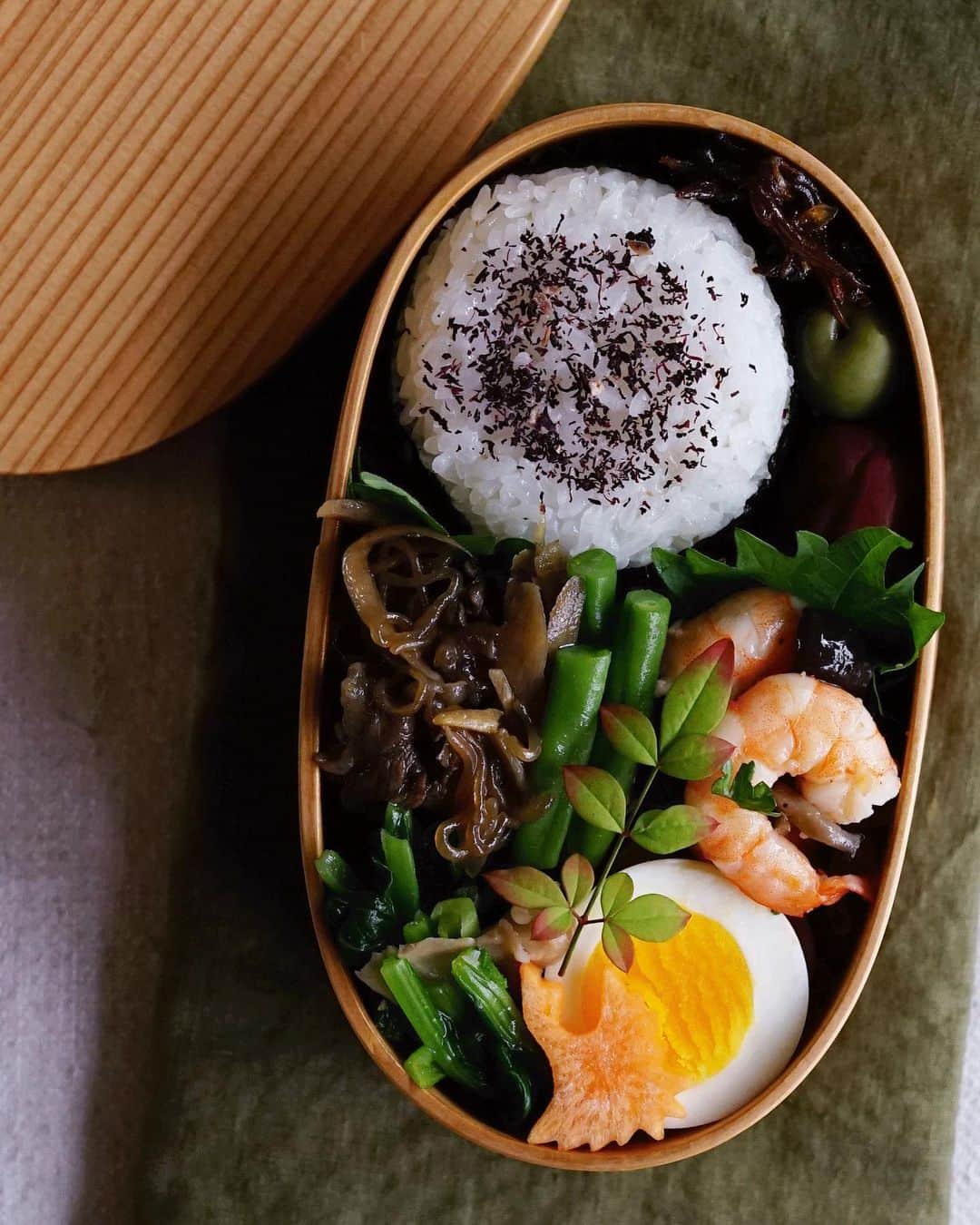 Ryoko Yunokiのインスタグラム：「+ + + Sukiyaki bento/すき焼き弁当 . *a rice ball *sukiyaki, soy-simmered beef, burdock, green beans and shirataki *blanched komatsuna leaves and mushroom salad, seasoned with soy sauce and mustard *hard-boiled egg *shrimp and mushroom salad . ＊おにぎり ＊すき焼き（牛肉、牛蒡、隠元、白滝） ＊小松菜と舞茸のお浸し ＊ゆで卵 ＊海老とシメジのサラダ ＊梅干し、オリーブ、イカナゴの釘煮 + + + #bento #お弁当 #丸の内弁当 #f52grams #曲げわっぱ #大館曲げわっぱ」