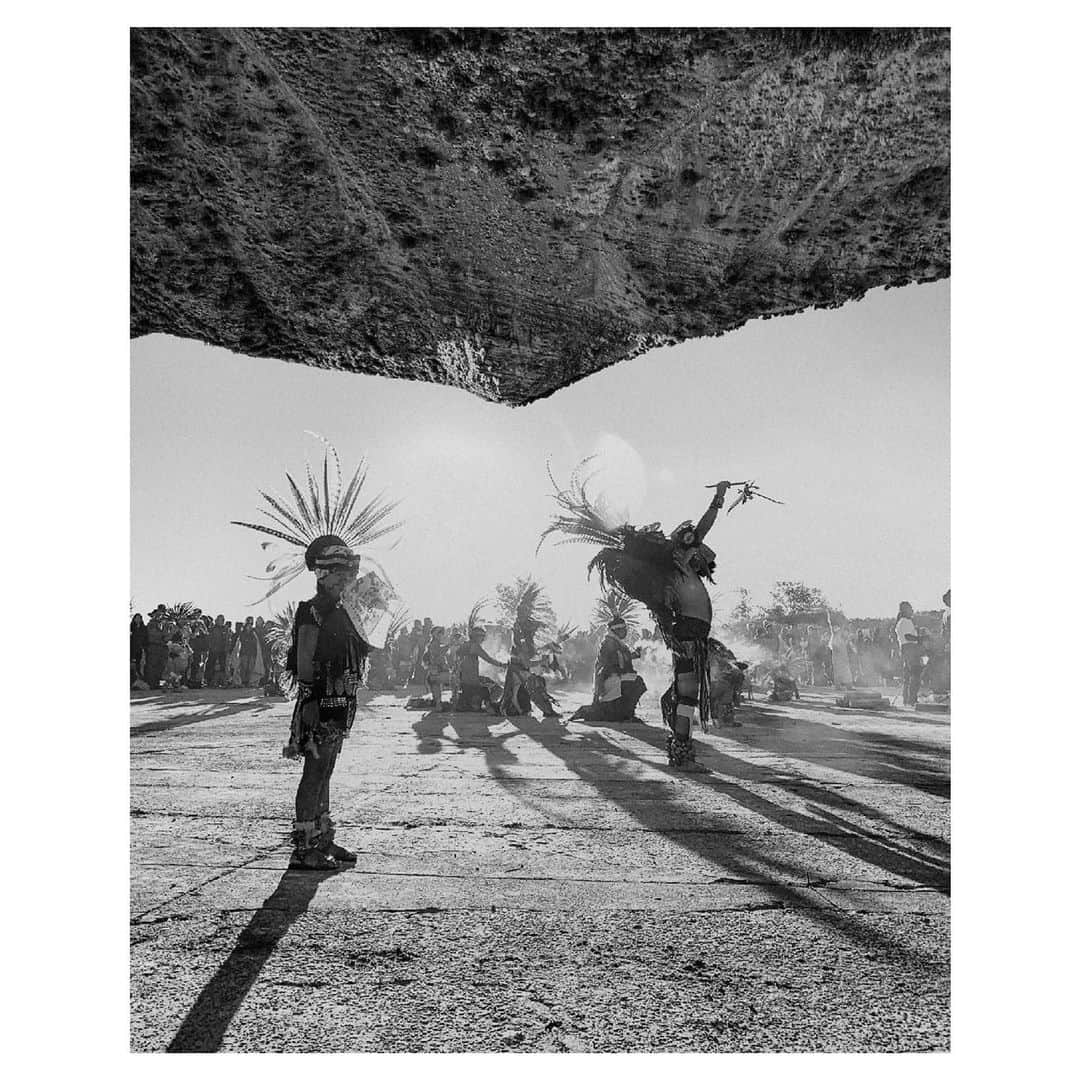 ナタリア・コルドバ・バックリーのインスタグラム：「MAY OUR GIFTS TO EACH OTHER BE GIFTS TO OTHERS.  As we make purchases this holiday season make sure to support Indigenous owned/operated accounts/businesses. Here is a list, if you have more please add them in the comments.  FASHION  @beyondbuckskin @byellowtail @reclaimyourpower  @oxdxclothing @sectionthirtyfive @urbannativeera @tokeyabrand  @ginew_usa  ART + CULTURE  @indigenousgoddessgang @cararomerophotography @project_562  @lilnativeboy @ernestoyerena @stevenpauljudd @ntvsphotograph @tekpatl @standing_strong_project @redcorn @bunkhaus  MUSIC  @rayezaragoza @brookesimpsonofficial  @xiuhtezcatl @matowayuhi @atribecalledred  SOCIAL JUSTICE  @puacase @tokatawin @ndncollective @_illuminatives @nativelikewater @nativewellness @honortheearth @seedingsovereignty @standingrocksiouxtribe @spirit_horse_nation @i20sp @speaknahuatl  Info and photo by @josue_foto ... 🙌🏽. Thank you brother for always keeping us informed and connected.」