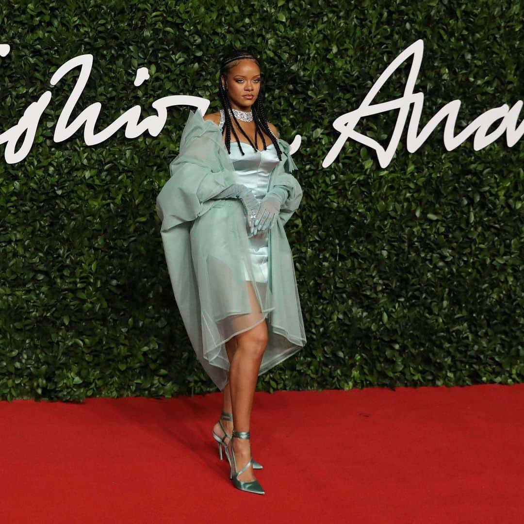 New York Times Fashionさんのインスタグラム写真 - (New York Times FashionInstagram)「We love to see all the looks from the British Fashion Awards, including 👑 @badgalriri. Photographs by Isabel Infantes/Agence France-Presse — Getty Images」12月3日 8時02分 - nytstyle