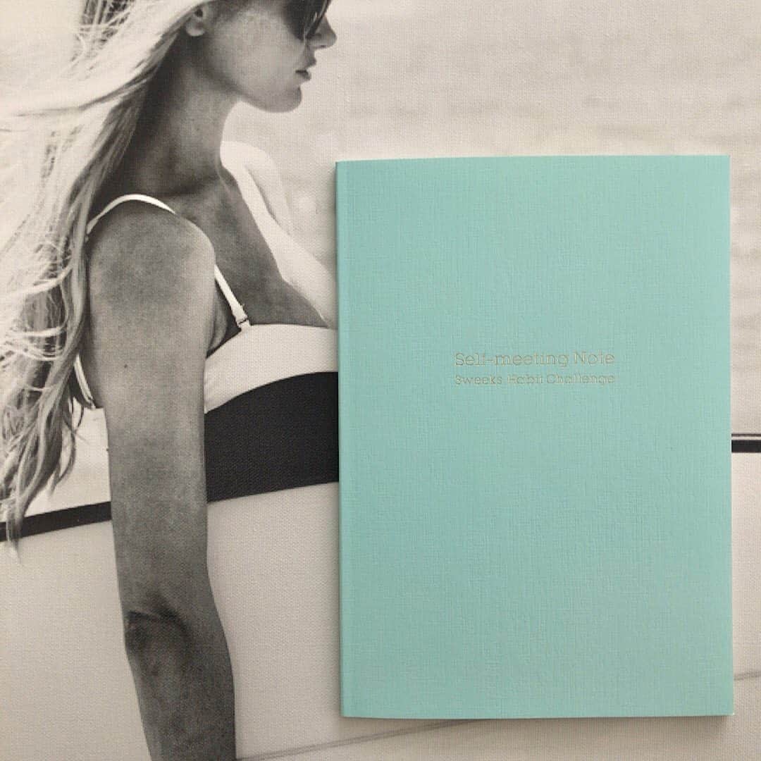 長谷川朋美さんのインスタグラム写真 - (長谷川朋美Instagram)「昨日発売✨ #セルフミーティングノート  3weeks Habit Challenge 📖 3週間で欲しい習慣を手に入れよう❣️ ・ このノートは、欲しい習慣を手に入れるために朝晩に5分ずつ、自分とミーティングするためのノートです😊 ・ 私が様々な習慣を身につけてきた背景には、「自分ミーティング」があります。 ですので、そう言った関連の、書籍・手帳・セミナー・アカデミーなど作って広めて参りましたが、今回はノート✨ ・ 最新の#YouTube に紹介動画掲載しています！ ・ すでに昨日100冊以上のご注文をいただきまして 本当に嬉しいです🥰ありがとうございます‼︎ ご購入の方には購入から2日以内に特典動画登録フォームをメールにてお送り致しますのでご確認下さい🌈 ・ また、私の#オンラインサロン では私が昨日から始めた3週間チャレンジのコミットメントを書いたページ丸ごと掲載しています！ ・ 今後はオンラインサロンで習慣を手に入れるまでのhow to実況レポや、サロンメンバーさんのコミットメントや実況の場にもしたいと思います✨ #長谷川エレナ朋美オンラインサロン で検索してみてくださいね❤️ ・ #習慣 #habit #selftalk #selfmeeting #selfcoaching #自分ミーティング #長谷川エレナ朋美 #夢を叶える #achieveyourgoals」12月3日 8時03分 - hasegawa.elena.tomomi