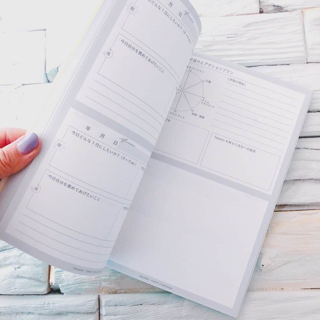 長谷川朋美さんのインスタグラム写真 - (長谷川朋美Instagram)「昨日発売✨ #セルフミーティングノート  3weeks Habit Challenge 📖 3週間で欲しい習慣を手に入れよう❣️ ・ このノートは、欲しい習慣を手に入れるために朝晩に5分ずつ、自分とミーティングするためのノートです😊 ・ 私が様々な習慣を身につけてきた背景には、「自分ミーティング」があります。 ですので、そう言った関連の、書籍・手帳・セミナー・アカデミーなど作って広めて参りましたが、今回はノート✨ ・ 最新の#YouTube に紹介動画掲載しています！ ・ すでに昨日100冊以上のご注文をいただきまして 本当に嬉しいです🥰ありがとうございます‼︎ ご購入の方には購入から2日以内に特典動画登録フォームをメールにてお送り致しますのでご確認下さい🌈 ・ また、私の#オンラインサロン では私が昨日から始めた3週間チャレンジのコミットメントを書いたページ丸ごと掲載しています！ ・ 今後はオンラインサロンで習慣を手に入れるまでのhow to実況レポや、サロンメンバーさんのコミットメントや実況の場にもしたいと思います✨ #長谷川エレナ朋美オンラインサロン で検索してみてくださいね❤️ ・ #習慣 #habit #selftalk #selfmeeting #selfcoaching #自分ミーティング #長谷川エレナ朋美 #夢を叶える #achieveyourgoals」12月3日 8時03分 - hasegawa.elena.tomomi