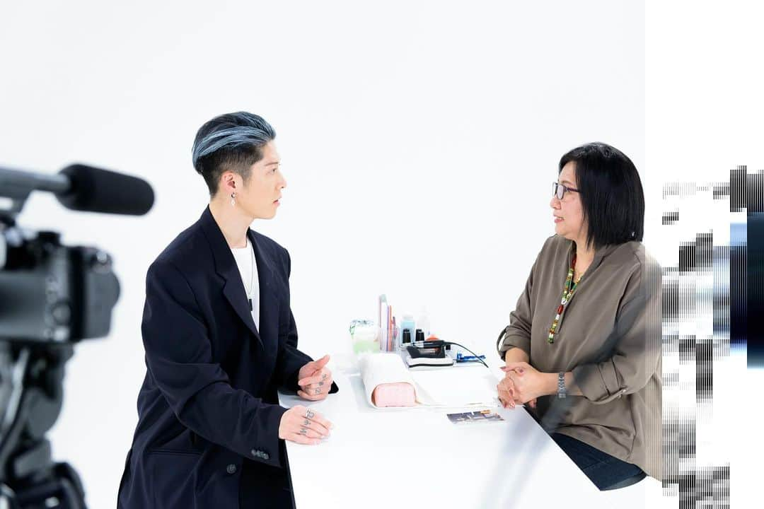 雅-MIYAVI-さんのインスタグラム写真 - (雅-MIYAVI-Instagram)「Interviewed Nonnon san, one of the refugees who resettled in Japan 27years ago and heard her inspiring story. The video will be out soon for #GlobalRefugeeForum which will be held on Dec.17th & 18th. Please stay tuned 🙏🏻１２月１７日、１８日に開催される #グローバル難民フォーラム に向けて、日本にいる難民の一人であるノンノンさんにインタビューを行ないました。祖国での民主化運動に参加し、国を追われ、２７年前に日本まで逃れてきた彼女の人生と生き方に迫ります。#UNHCR」12月3日 8時09分 - miyavi_ishihara