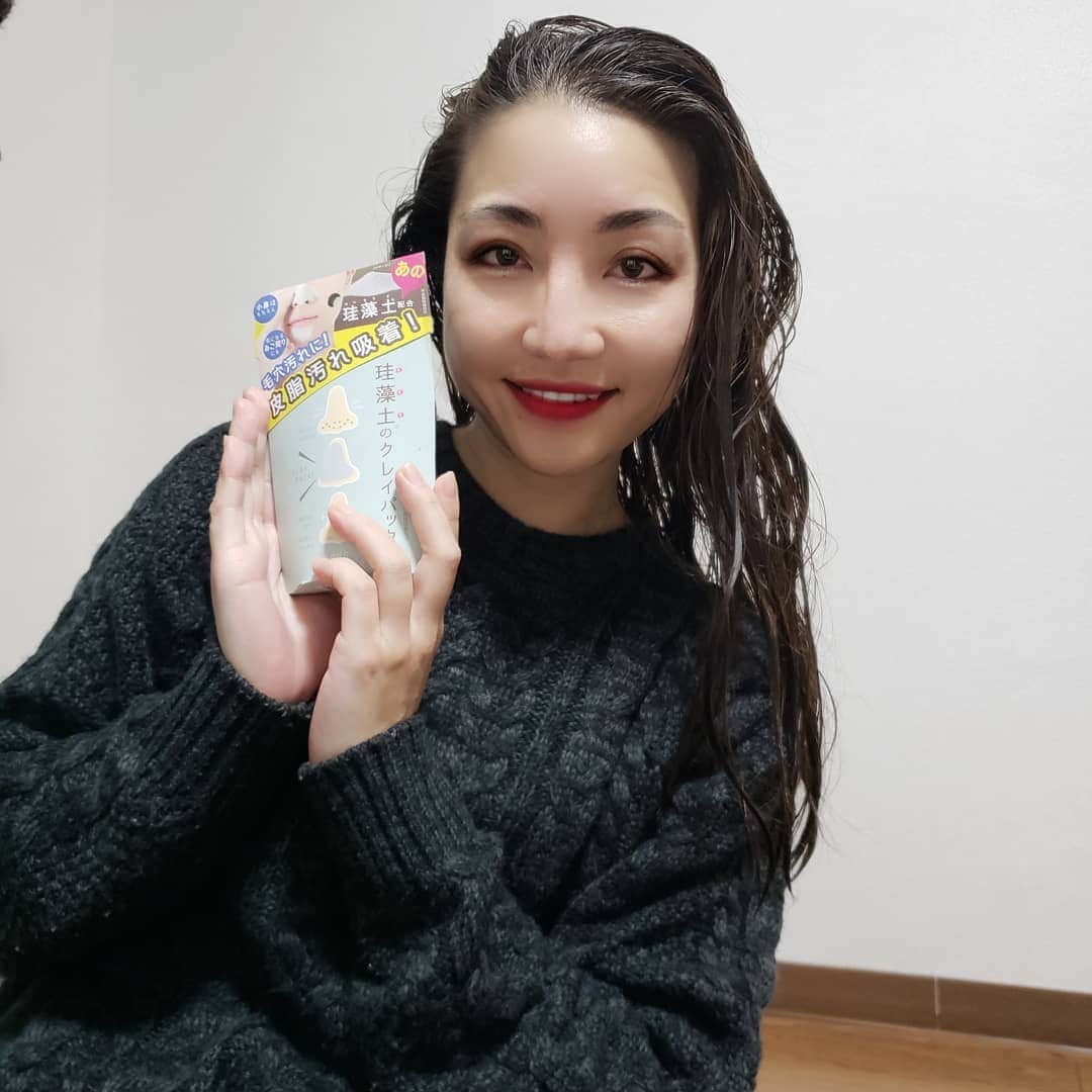 Hiromi Tomiiさんのインスタグラム写真 - (Hiromi TomiiInstagram)「話題の珪藻土(皮脂吸着成分)をクレイパックに◎ 珪藻土は植物プランクトンの一種が化石化してできた土のことで細かい穴が多数あいているから、水や油を吸い取る力があり、近年では食品のろ過やコースターなどに使用されてるよ◎ 珪藻土のパックで気になる皮脂を吸着し、毛穴汚れを洗い落してくれるんだって◎ . . . #pdc #リフターナ #珪藻土パック #敏感肌#コスメマニア#国産#美容マニア#女子力高め#おすすめコスメ#美容#スキンケア#化粧品#自分磨き#女子力アップ#美容好きな人と繋がりたい#女子力向上委員会#エイジングケア」12月3日 8時09分 - hiromi.tomii