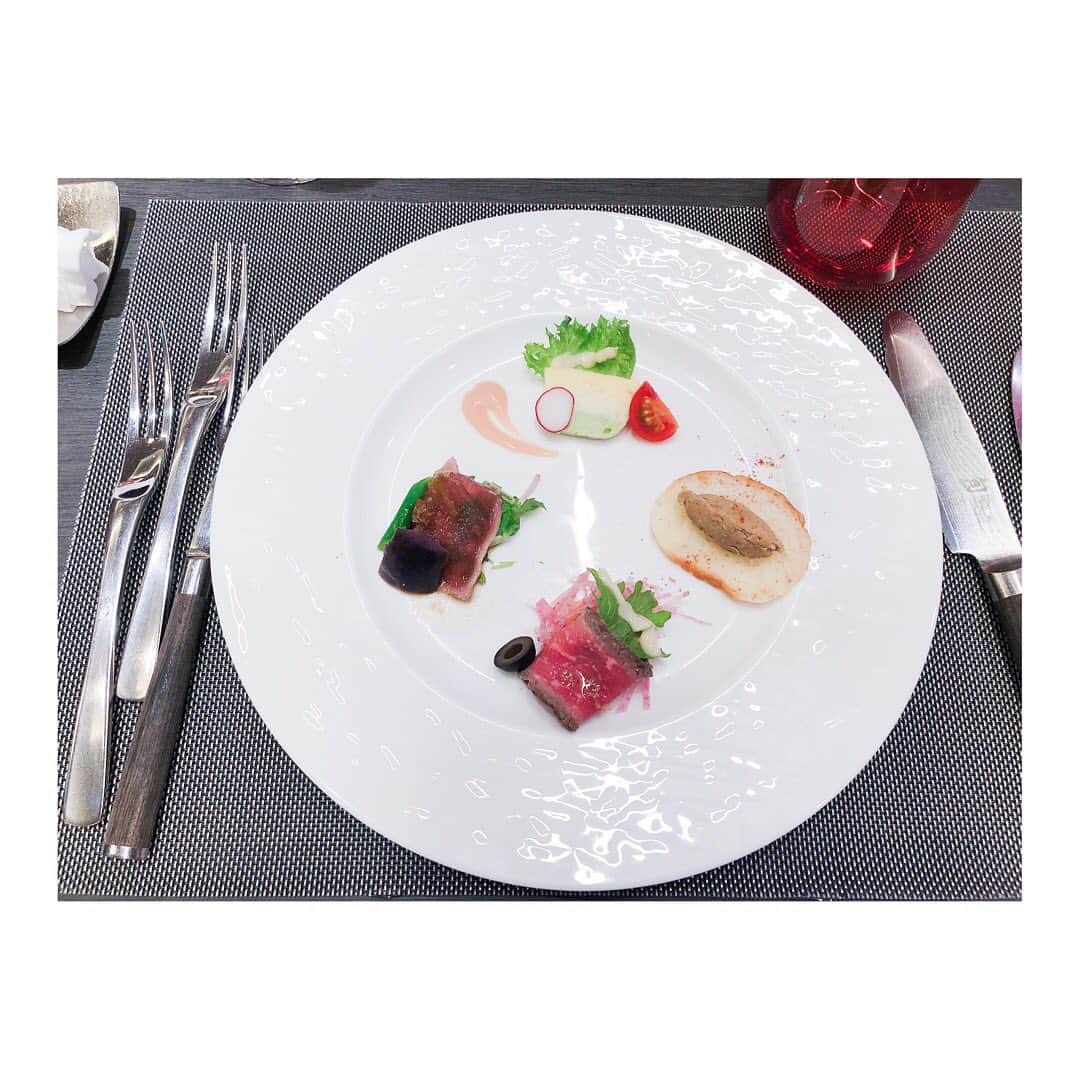 鈴木みのりのインスタグラム：「お肉ボリューミーだった🙄 * #名古屋 #名古屋グルメ #名古屋ディナー #ディナー #バロンザステーキ #ミッドランドスクエア #ミッドランド #msクリスマス2019 #ステーキ #コース  #nagoya #dinner #midland #steak」