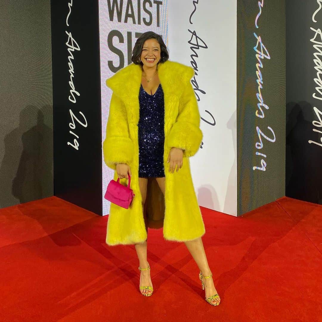 ナオミ・シマダのインスタグラム：「a cosy night out! thank you for having me @warehouseuk ~ love 🐥 #fashionawards2019」