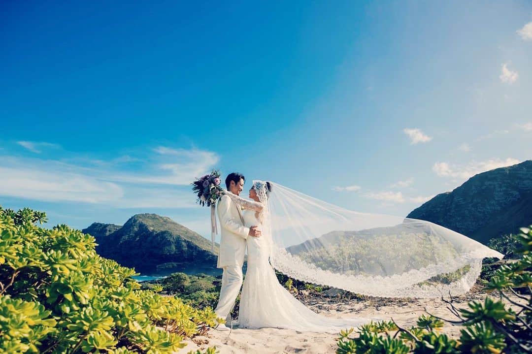 のインスタグラム：「Wedding day💐🕊✨ . 最愛の主人と共に、最愛の家族と、ご縁に恵まれた方達にサポートしていただき、最幸の日を迎えることができました💍✨ . 結婚してから数年経つのに、Hawaiiで結婚式を挙げてくれた主人に心からの感謝を🥰🙏❤️✨ . 愛と幸せに満ちた人生をこれからも共に歩んでいきましょう💑🌈❤️✨ .  Produced by @kamaaolewedding  Photo by @katabirayuta  Dress by @novleaf  hair make by @risa.hoshino  Tuxedo @foursis_official ・・・ ・・・ #love #happy #family #HusbandandWife #wedding #hawaiiwedding #結婚式 #感謝」