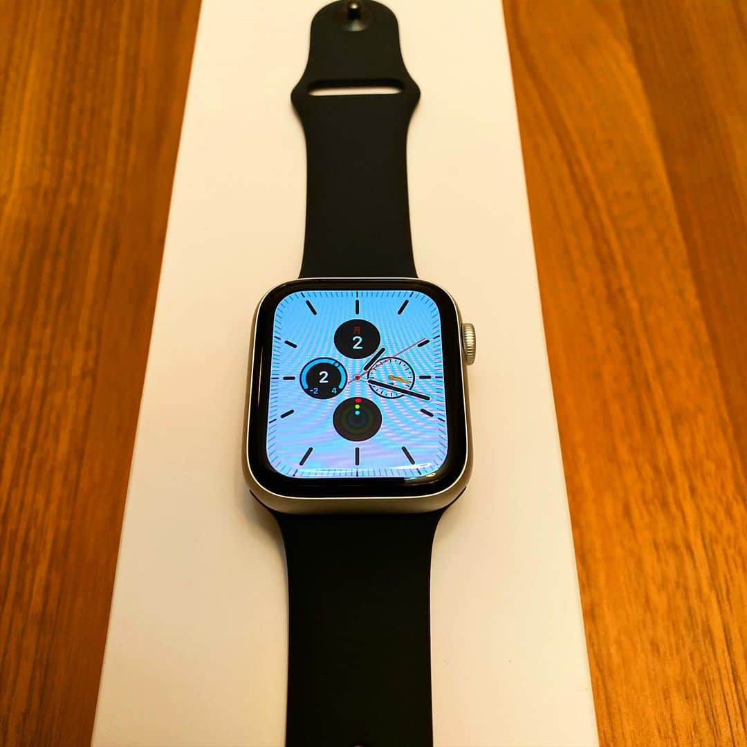 TAKAのインスタグラム：「Apple Watch Series 5ゲトーン！ 日本で発売日に欲しかったけど、アメリカ版は心電図が測れるので我慢してたけど我慢したかいあった！ 詳しくは書きませんが、色んな意味で最高に嬉しい！！」