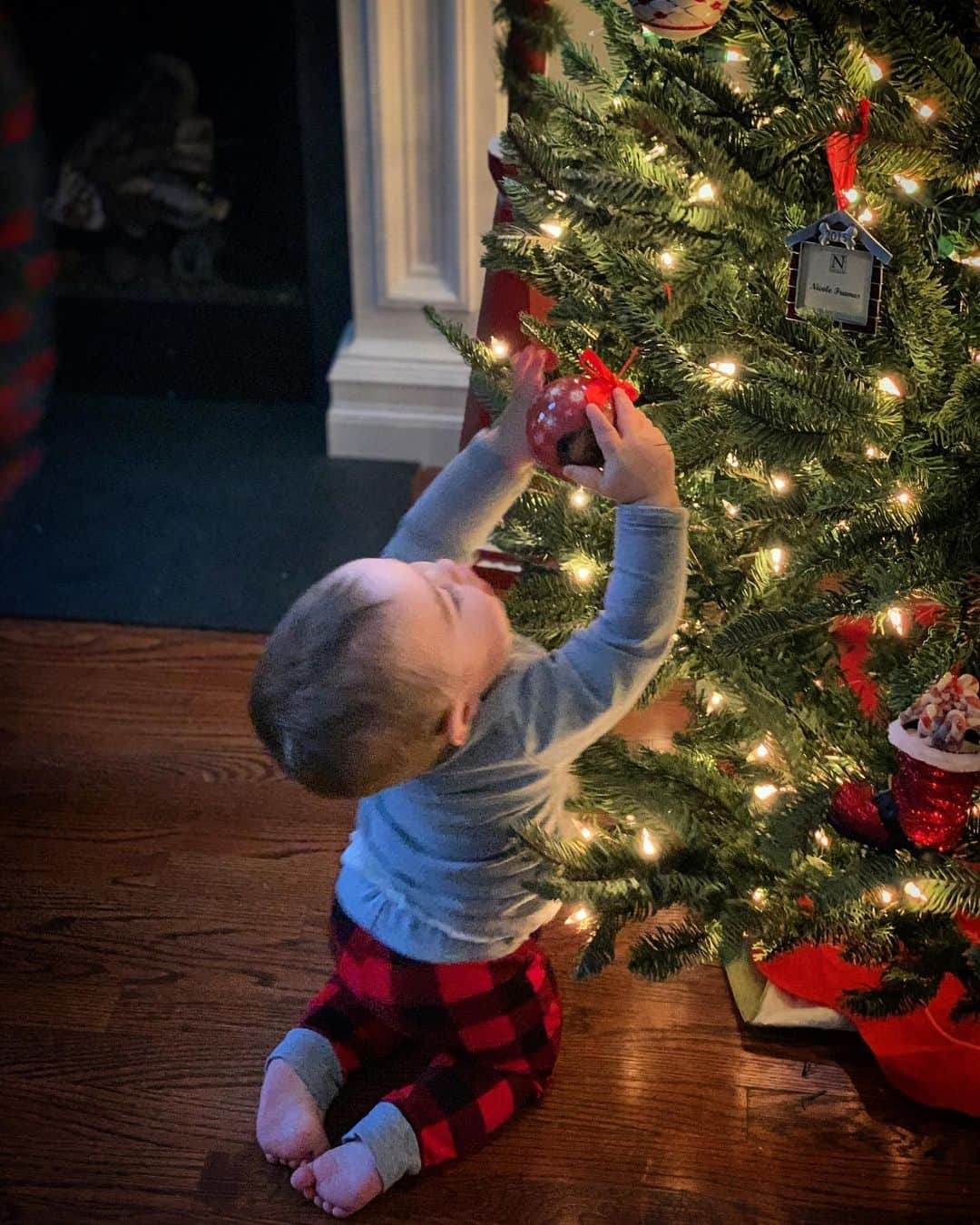 ディーナ・ニコール・コルテーゼのインスタグラム：「Santa’s little helper ❤️🎄 #firstchristmas #babysfirstchristmas #christmastime」