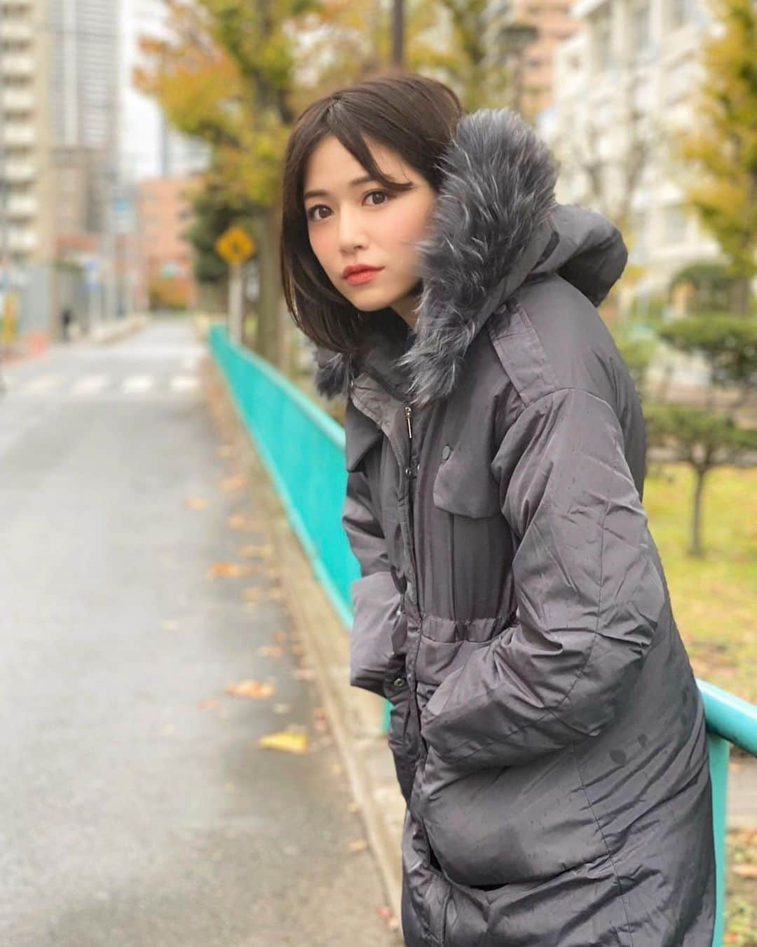 石井里奈さんのインスタグラム写真 - (石井里奈Instagram)「おはよん💕 . 最近とっても寒いですね☃️❄️ . 寒い日は韓国ファッションのanyeeでみつけたファー付コットンロングアウター😍韓国ファッションって安くて質も良いから大好き☺️💕 . GWに韓国行ったけど、また来年も行きたいなぁ〜🇰🇷🥺✨ . 韓国のロッテ免税店で買ったものが今でも大活躍してるの🤔❣️ . スペシャルケアとして使ってるのが、DEWYCELのパック👍💕3枚構造なんだけど、①アンプルシートで角質除去して浸透力アップさせたあと、②上層シートと③下層シートで徹底保湿🙆‍♀️🙆‍♀️ . このパックしたあと、本当に肌がもちもちになるので勝負の日の前日はこれ👍 . 早く韓国でまた沢山お買い物したいー！！ . しかも、ロッテ免税店来年で40周年㊗️40周年記念リミテッドキャペーンを開催していて、限定パッケージ商品を購入できるチャンスなんだって！年末年始に韓国や海外への旅行を予定されている方はぜひ🥺🥺 . 東京銀座店でも年末までWINTER BARGAINを開催してて人気の化粧品や香水も最大30％OFFとかあるみたい！！ロッテ免税店銀座店(東急プラザ8・9階)にも立ち寄ってみてね♪🙆‍♀️✨ . #lottedutyfree #LDF #ロッテ免税店 #韓国旅行 #韓国ショッピング #ロッテ免税店銀座 #LOTTEDUTYFREEGINZA #sponsored #韓国コスメ #韓国購入品 #korea #koreancosmetics #韓国美容 #韓国パック #koreanbeauty #韓国グルメ #韓国 #ソウル #seoul #海外旅行 #旅行 #トラベル #オルチャンコーデ #旅行好き #海外好き #ダウンコート #韓国ファッション #koreanfashion #オルチャン #オルチャンメイク」12月3日 8時37分 - ri7tin1025