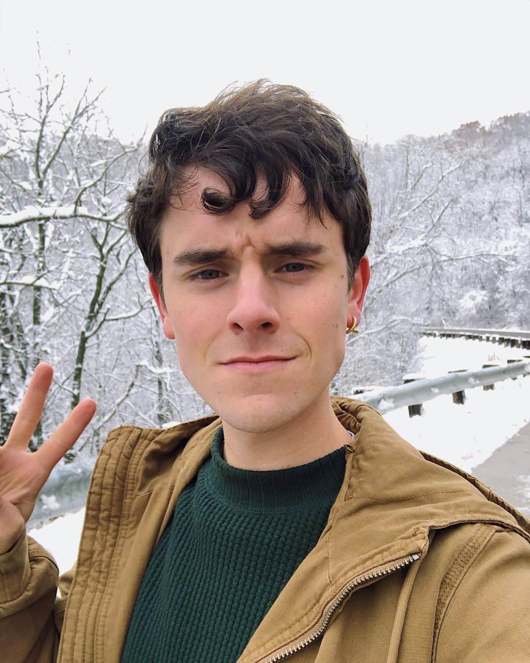 コナー・フランタのインスタグラム：「im absolutely freezing」