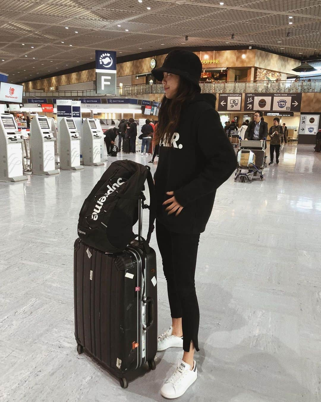 安田華乃さんのインスタグラム写真 - (安田華乃Instagram)「気づいたら今年5回目のフライト✈︎ 行ってきまーす🖤 . #オール黒 #黒コーデ #モノクロコーデ  #モノトーン #バケットハット #バケハ  #空港コーデ #成田空港 #airport #blackcode #f4f #followme」12月3日 8時49分 - nanochuuun_