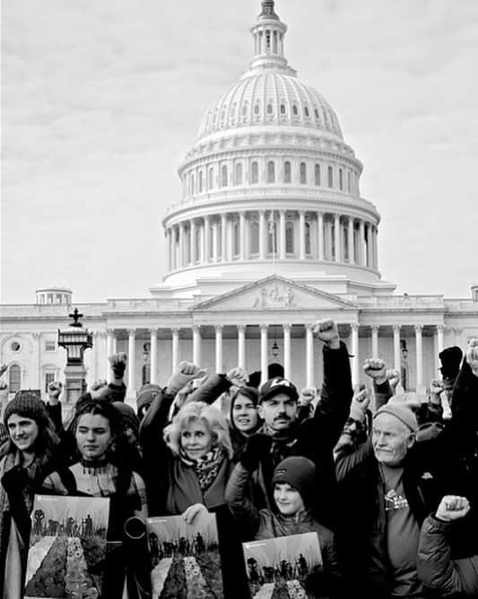 ジェーン・フォンダさんのインスタグラム写真 - (ジェーン・フォンダInstagram)「Left to right: Sarah Schumann, commercial fisher person, Kallan Benson, National Coordinator for Fridays for Future, me, Lindsey Allen, Exec Dir Rainforest Action Network, actor Paul Scheer, "Young Sheldon" star Iain Armitage @IanLovesTheatre, Jim Goodman, dairy farmer from Wisconsin @fridaysforfuture @rainforestactionnetwork  @lainarmitage @paulscheer #firedrillfriday」12月3日 8時47分 - janefonda