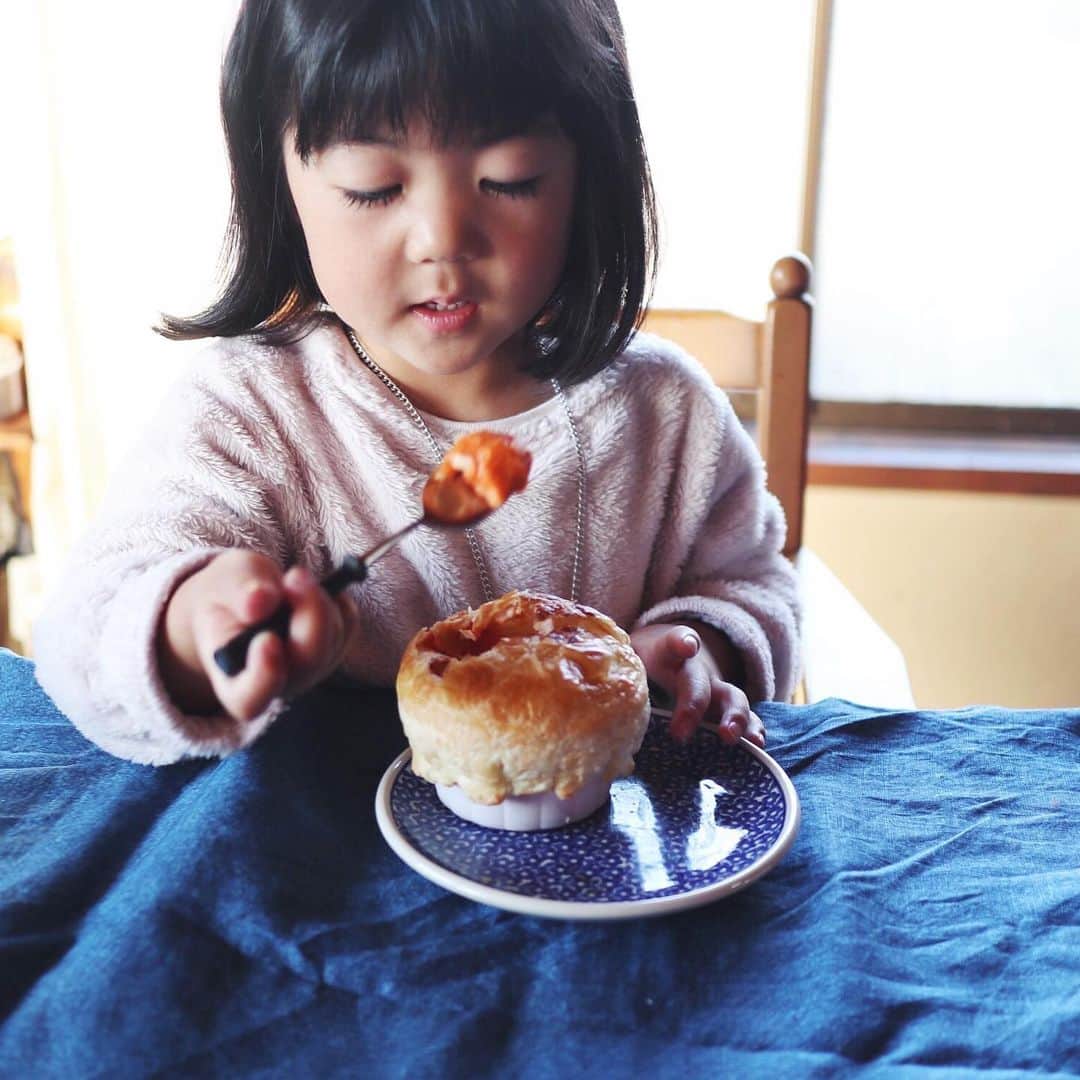 池田泉さんのインスタグラム写真 - (池田泉Instagram)「﻿ ﻿ 冬の朝のスープの美味しいこと😌﻿ ﻿ 子供も大人も魅力的なシチューパイであさごはん。﻿ 寒い朝の日にぴったりでした。﻿ 今季限定で内容量が増量しているのも、朝からしっかり食べ応えあり👌﻿ ﻿ 今日もがんばろう！﻿ ﻿ ﻿ ﻿ ﻿ ﻿ #あさごはん﻿ #123skitchen﻿ #伊藤ハム #シチューパイ #pr#コンビニ #サクサク #トロトロ」12月3日 8時58分 - xxizumi123xx