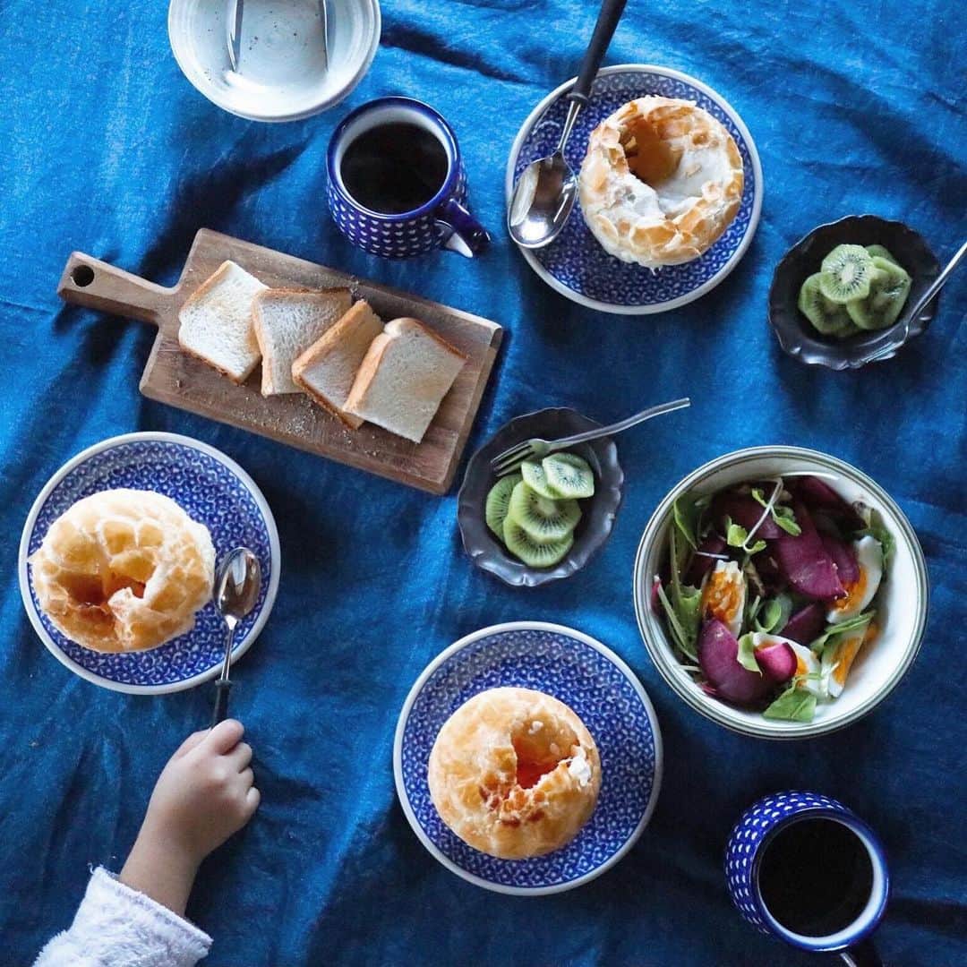 池田泉さんのインスタグラム写真 - (池田泉Instagram)「﻿ ﻿ 冬の朝のスープの美味しいこと😌﻿ ﻿ 子供も大人も魅力的なシチューパイであさごはん。﻿ 寒い朝の日にぴったりでした。﻿ 今季限定で内容量が増量しているのも、朝からしっかり食べ応えあり👌﻿ ﻿ 今日もがんばろう！﻿ ﻿ ﻿ ﻿ ﻿ ﻿ #あさごはん﻿ #123skitchen﻿ #伊藤ハム #シチューパイ #pr#コンビニ #サクサク #トロトロ」12月3日 8時58分 - xxizumi123xx