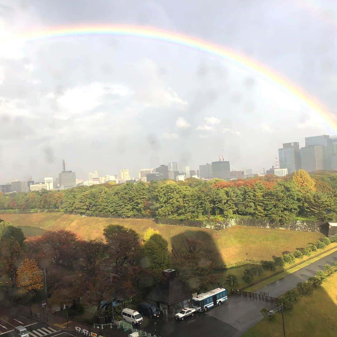 阿部洋子さんのインスタグラム写真 - (阿部洋子Instagram)「🌈🌈🌈🌈🌈🌈 きのうの生放送中に出現した虹。 ふたつ出てた！ #rainbow #doublerainbows #虹 #happy #lucky」12月3日 9時05分 - hirocoring