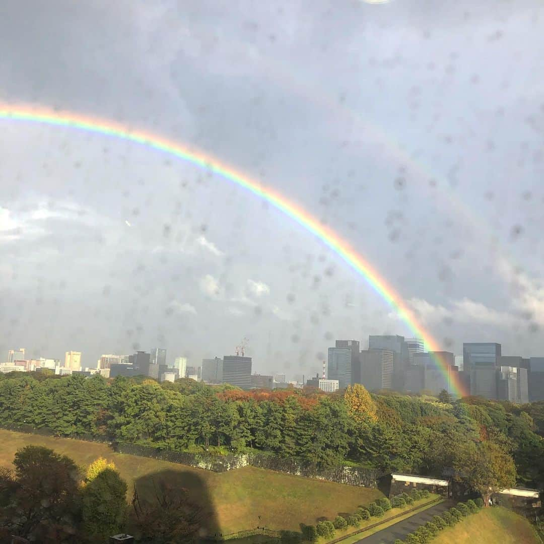 阿部洋子さんのインスタグラム写真 - (阿部洋子Instagram)「🌈🌈🌈🌈🌈🌈 きのうの生放送中に出現した虹。 ふたつ出てた！ #rainbow #doublerainbows #虹 #happy #lucky」12月3日 9時05分 - hirocoring