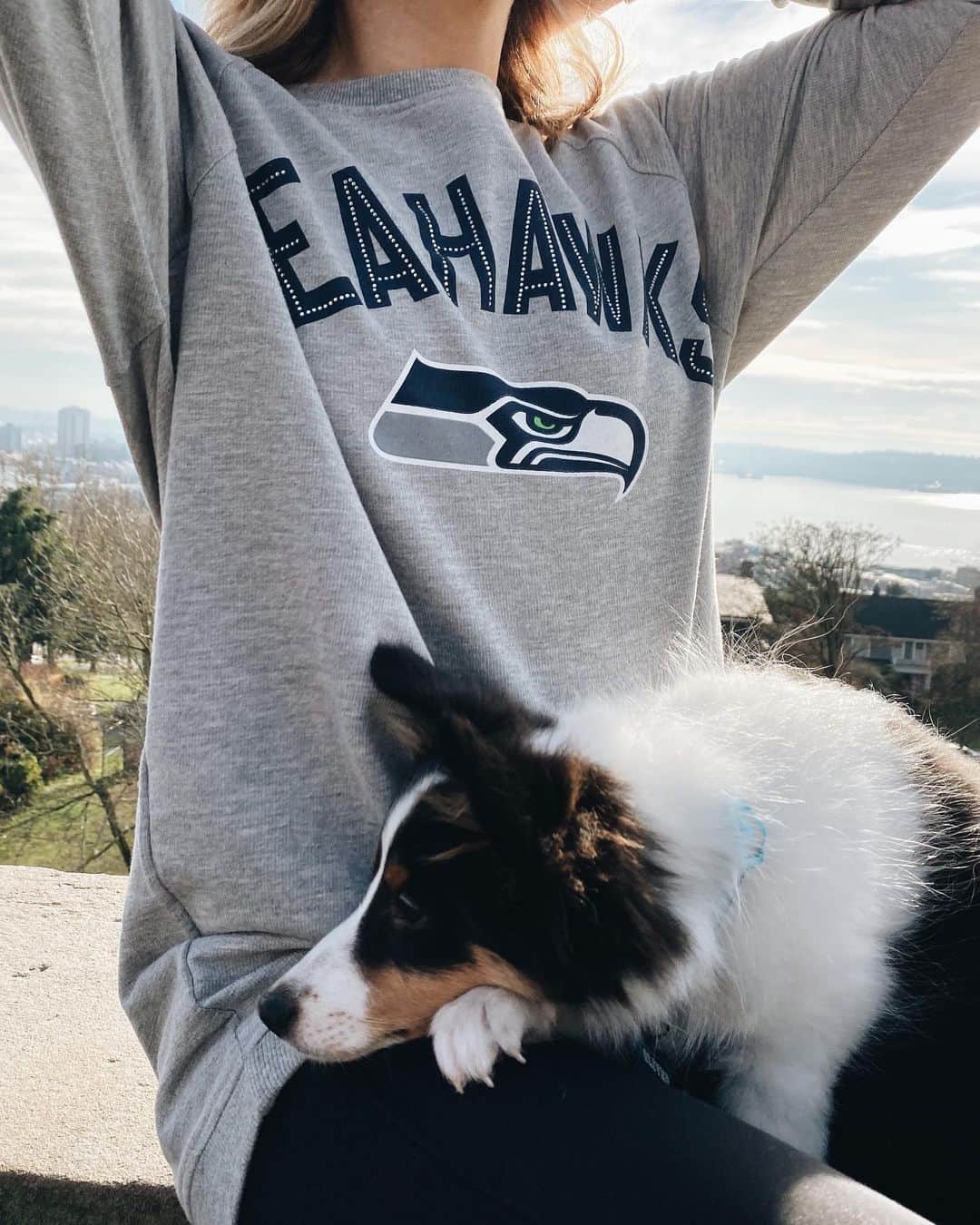 Monica Churchさんのインスタグラム写真 - (Monica ChurchInstagram)「Teaching my new pup Oliver to be a Seahawks fan in my Touch By @milano_alyssa sweater from @fanatics! I love this one for its oversized fit, and the rhinestones are super cute, too.  #TeamTouch #Ad」12月3日 9時15分 - monicachurch
