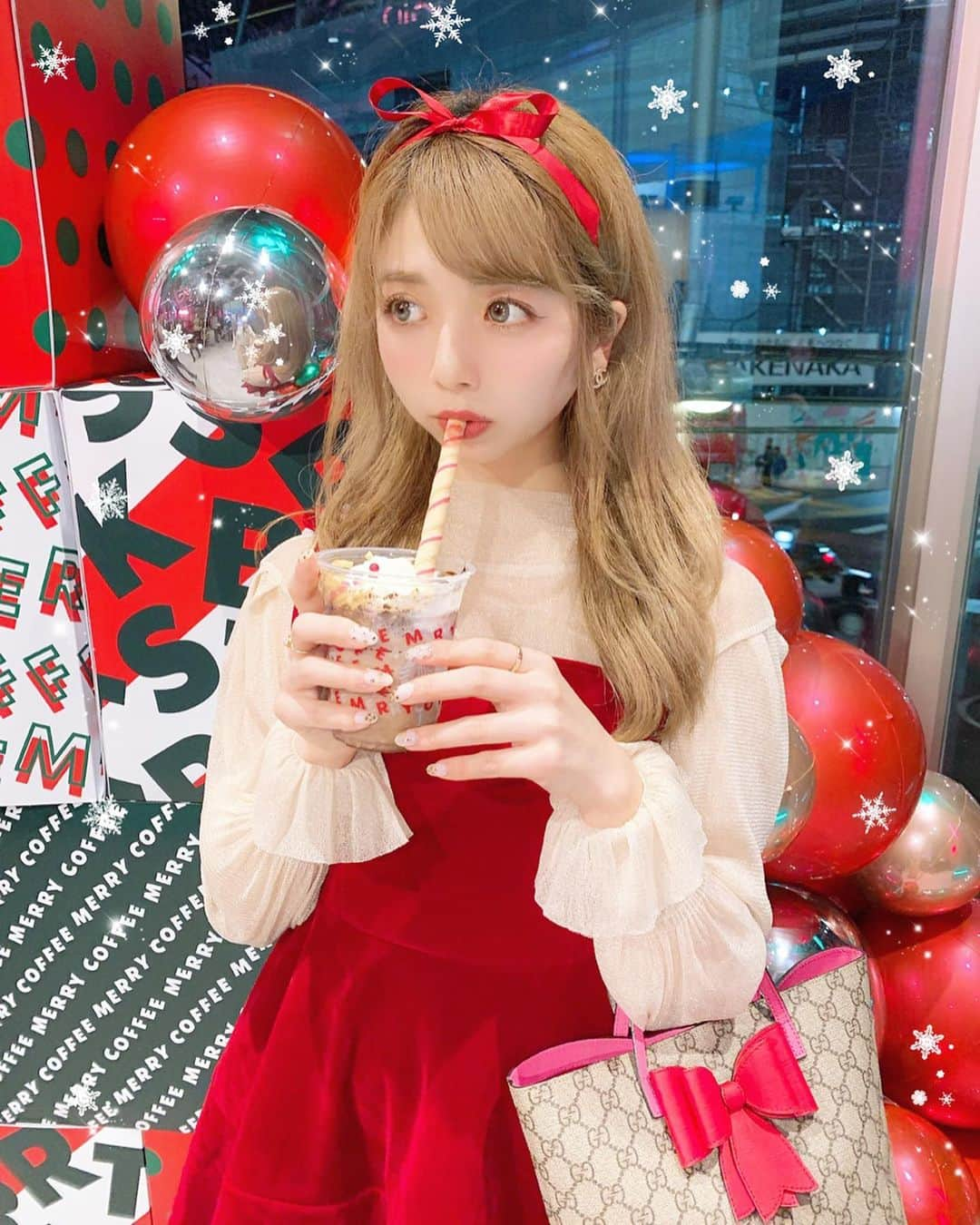 エリンコさんのインスタグラム写真 - (エリンコInstagram)「🎁 . スタバのクリスマスパーティー🎄💕 . 新作の #.サンダーブーツチョコレートフラペチーノ🥤 . 一杯のカップにみんなの大好きな チョコレート.クッキー.ポテトチップ といったお菓子が詰め込まれたサンタブーツなような ワクワクがいっぱいのフラペチーノだよ🎀 . ストローもクッキーで食べれた😍🍪 . ワンピースは @petit_melumo ❤️ サンタさん意識した赤色ワンピ😘💕 . #merrycoffee #サンタブーツチョコレートフラペチーノ #ブーツでフラペチーノ #pr #red #プレゼント #スタバ #スタバ新作 #ribbon #リボン #サンタ #gucci #fashion #えりんコーデ #えりんこヘアアレンジ #えりんこカフェ巡り #东京 #时尚潮流 #可爱的 #xmas #christmas」12月3日 9時19分 - erinko0315