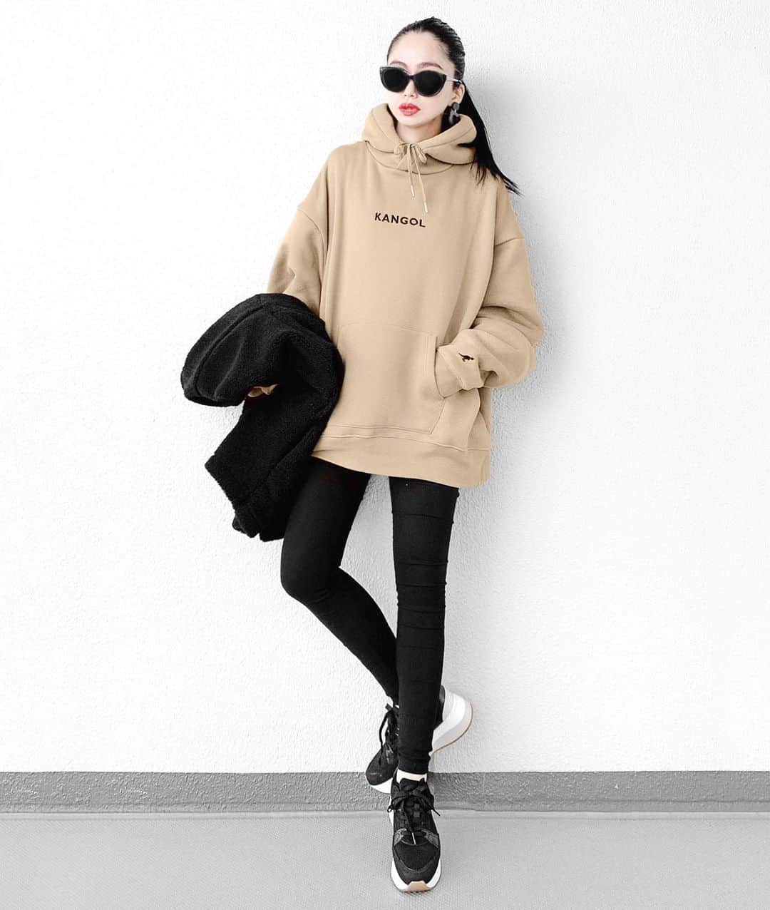 lve_xxxxのインスタグラム：「.﻿ .﻿ 🦘 KANGOL × FREAK’S STORE﻿ 別注別注ビッグシルエットプルオーバーPK﻿ ﻿ 一部で話題になってたから﻿ ちょっと着るのためらったよね😂爆﻿ ﻿ XL着てます。﻿ 貴族様は何サイズかしら？←﻿ ﻿ 今年はニットよりスウェットの気分﻿ @lveu.official で今後取りうのも﻿ スウェット多目になる予感🤔爆﻿ ﻿ outer羽織ってるの撮るの忘れたけど←﻿ ﻿ @lveu.official ﻿ ☑︎ Bore jacket で御座います🐻﻿ ﻿ モコモコで暖かくて﻿ お気に入りで2色捕獲中🙆‍♀️﻿ ﻿ ﻿ その他コーデアイテム詳細は﻿ WEARをご覧くださいませ。﻿ ﻿ WEAR ： lvexxxx ﻿ 💻 https://wear.jp/sp/lvexxxx/﻿ ﻿ －－－－－－－－－－－－－－－－－－﻿ ﻿ 📢コメント頂ける際は、﻿ 最新投稿にお願い致します。﻿ ﻿ 過去投稿に頂いた際、気がつかない事もあり﻿ お返事致しかねる場合が御座います🙇‍♀ ️﻿ ﻿」