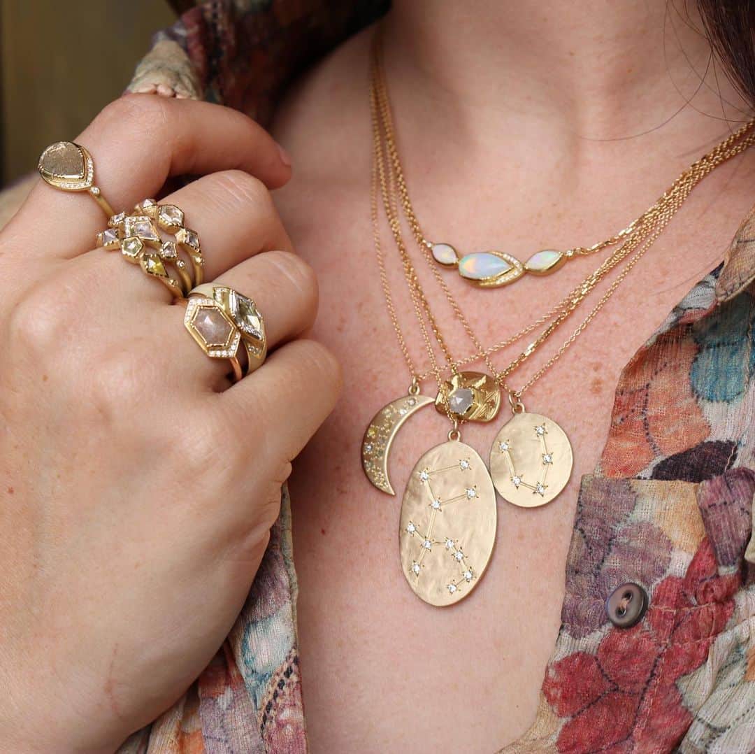 のインスタグラム：「Come see me in Solana Beach for a Holiday Trunk Show @pinklagoon  December 6 & 7 ❄️ Give the gift of gold this season, handmade with love by master craftsmen in London and Los Angeles✨」