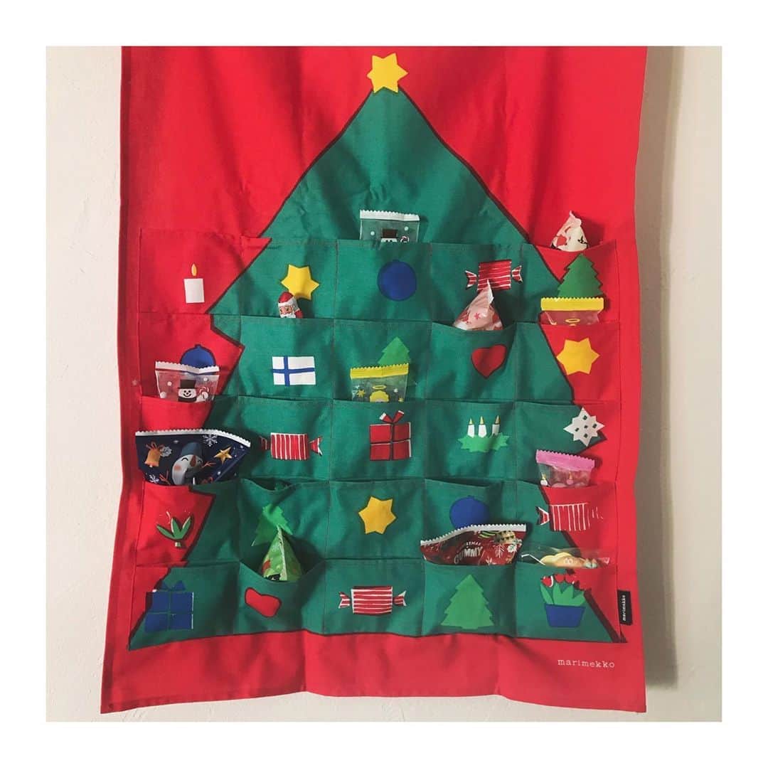 上村若菜のインスタグラム：「. クリスマスが待ち遠しくなるアドベントカレンダー。 . 去年のクリスマス前日くらいに雑貨屋さんで見つけたデッドストックのマリメッコ。 今年からは子どもと一緒に楽しめそう🎄 . #アドベントカレンダー #marimekko #こどものいる暮らし #ツリーは来年からかな😂　#長男はチラッとみえるサンタさんにテンションあがってた🎅　#お菓子は全部カルディーで」
